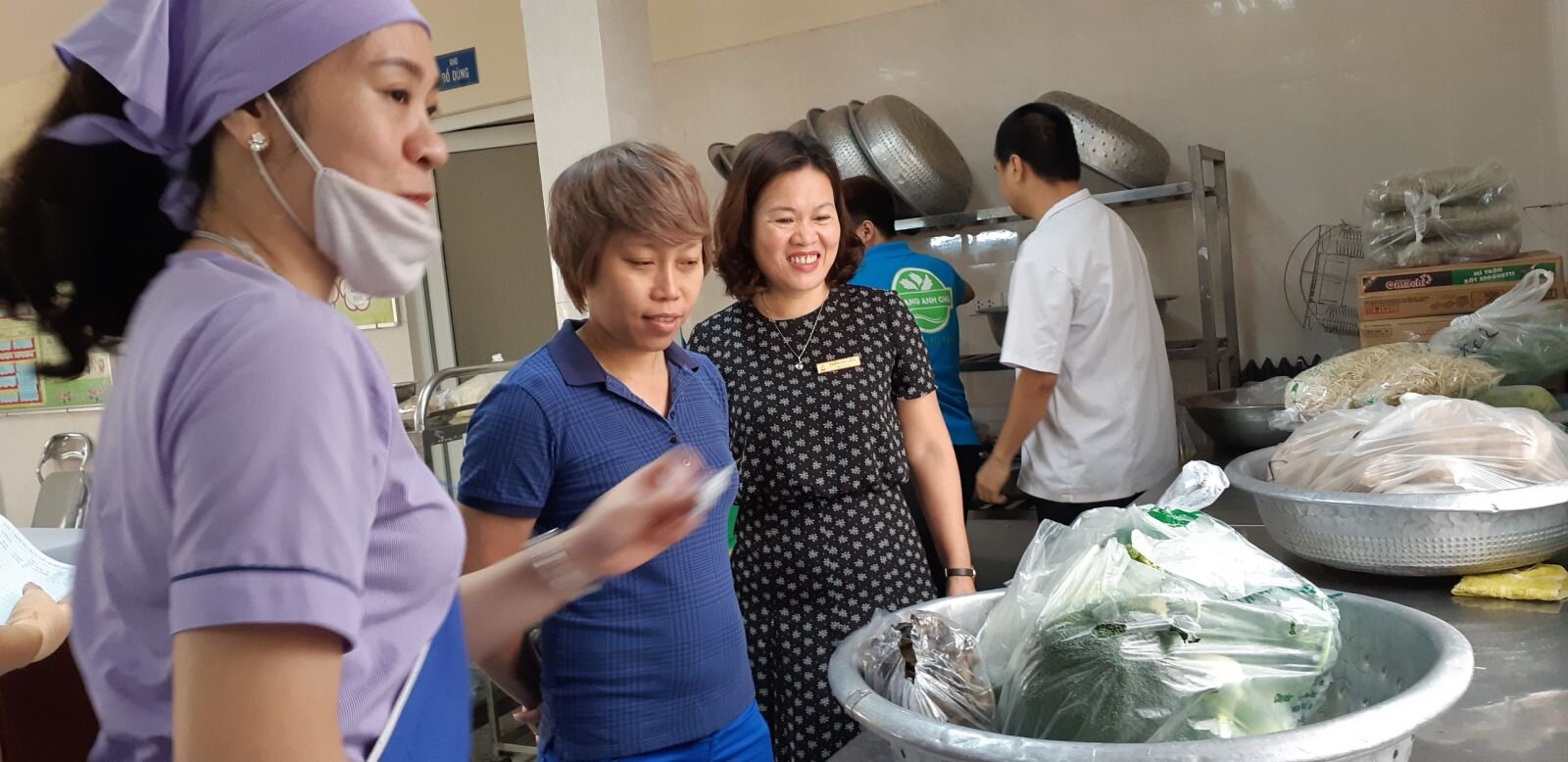 Tăng cường phối hợp với phụ huynh giám sát giao nhận thực phẩm đảm bảo an toàn thực phẩm tại bếp ăn trường Mầm non Tứ Liên