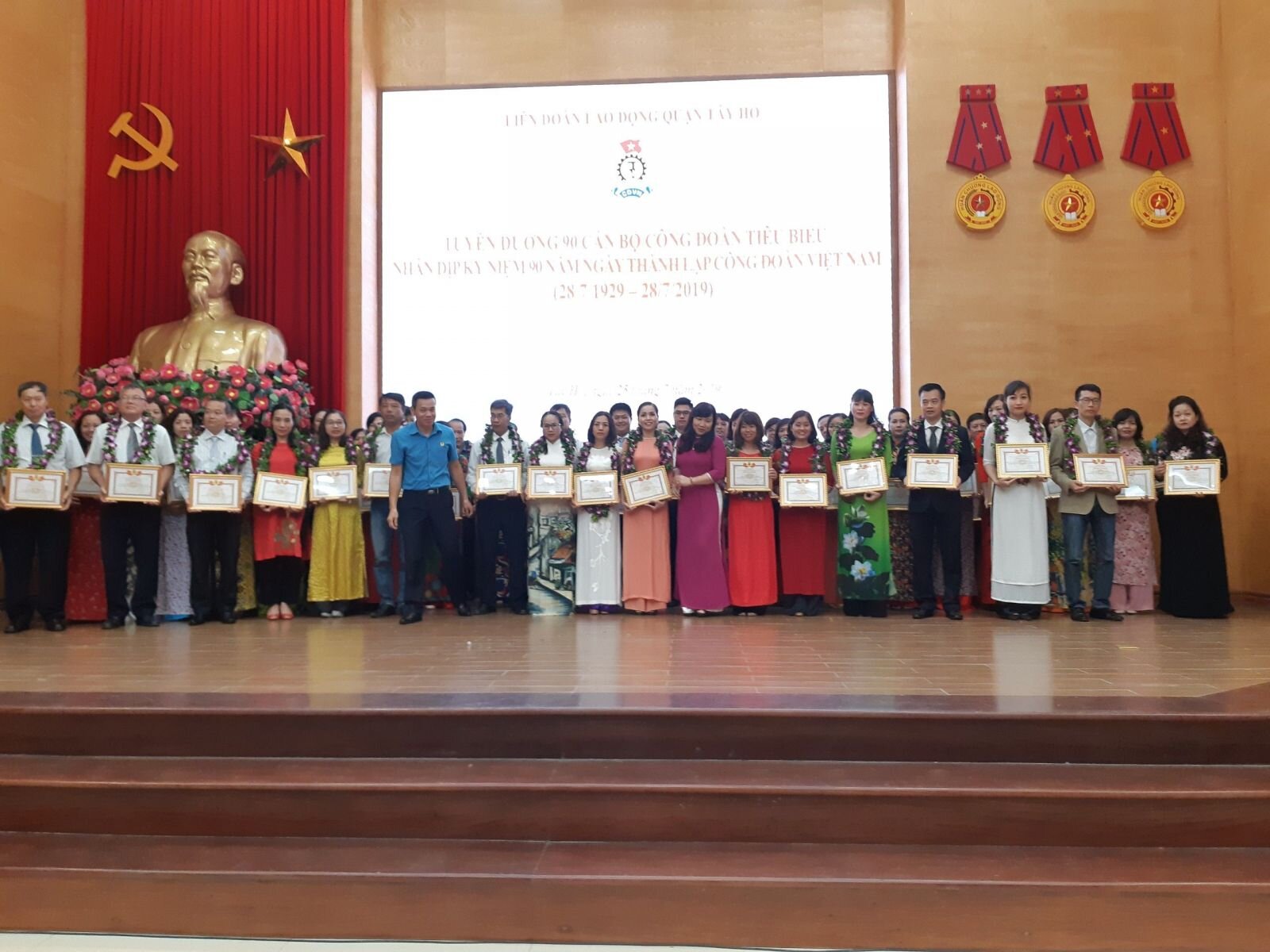 Cô giáo Trần Thị Thanh Hương vinh dự nhận danh hiệu 