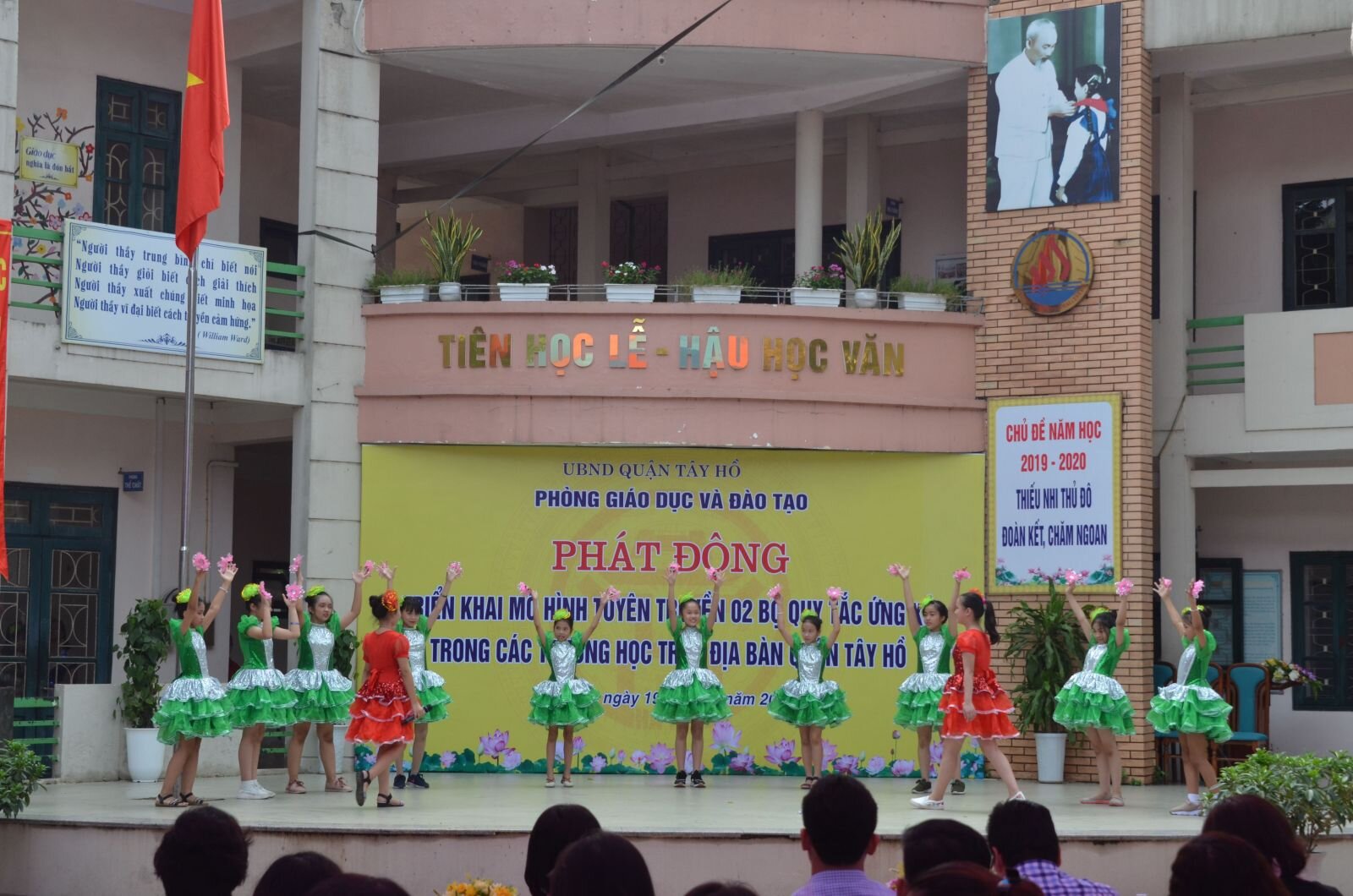 LỄ PHÁT ĐỘNG TRIỂN KHAI MÔ HÌNH TUYÊN TRUYỀN 2 BỘ QUY TẮC ỨNG XỬ TRONG CÁC TRƯỜNG TRÊN ĐỊA BÀN QUẬN TÂY HỒ