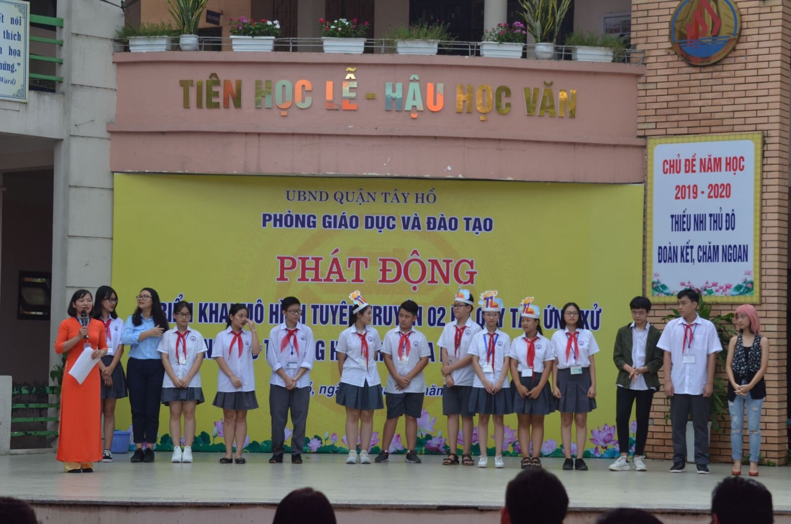 LỄ PHÁT ĐỘNG TRIỂN KHAI MÔ HÌNH TUYÊN TRUYỀN 2 BỘ QUY TẮC ỨNG XỬ TRONG CÁC TRƯỜNG TRÊN ĐỊA BÀN QUẬN TÂY HỒ