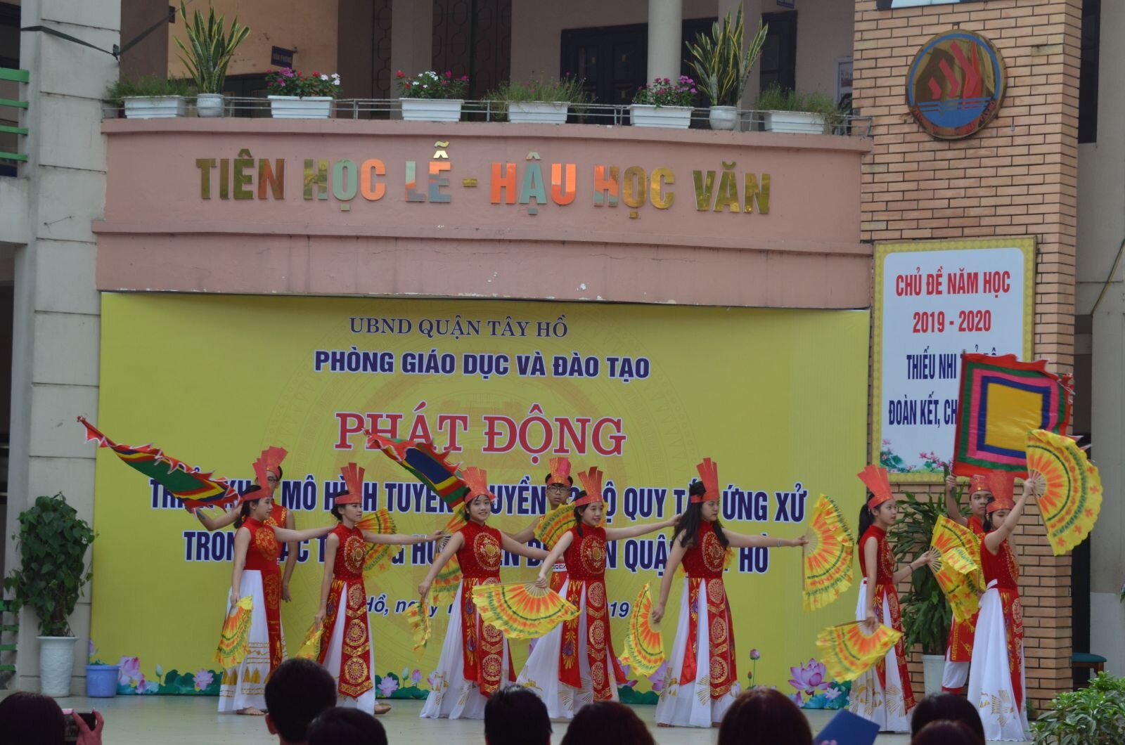 LỄ PHÁT ĐỘNG TRIỂN KHAI MÔ HÌNH TUYÊN TRUYỀN 2 BỘ QUY TẮC ỨNG XỬ TRONG CÁC TRƯỜNG TRÊN ĐỊA BÀN QUẬN TÂY HỒ