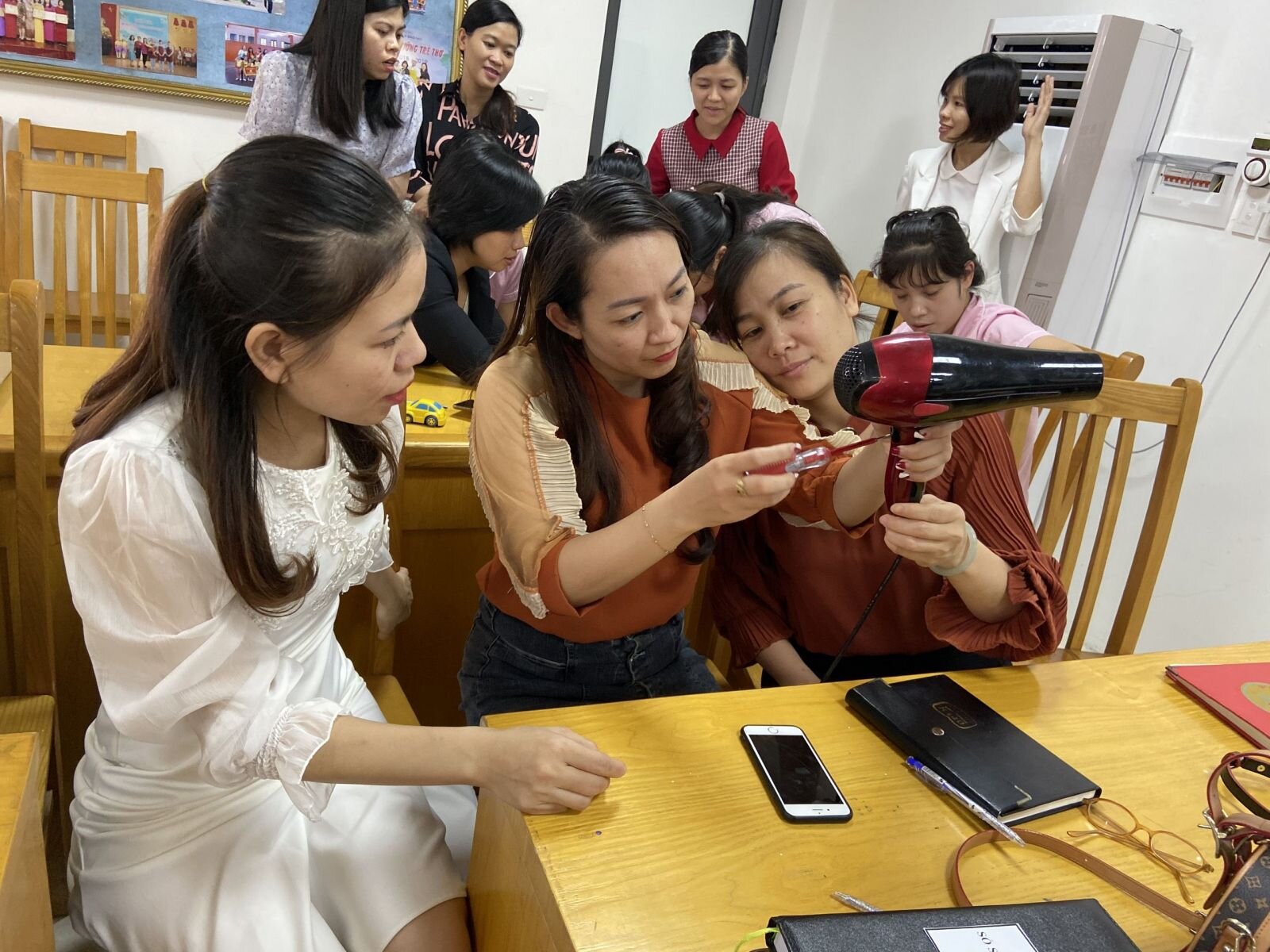 Cán bộ- giáo viên trường MN Tứ Liên tham gia bồi dưỡng chuyên đề