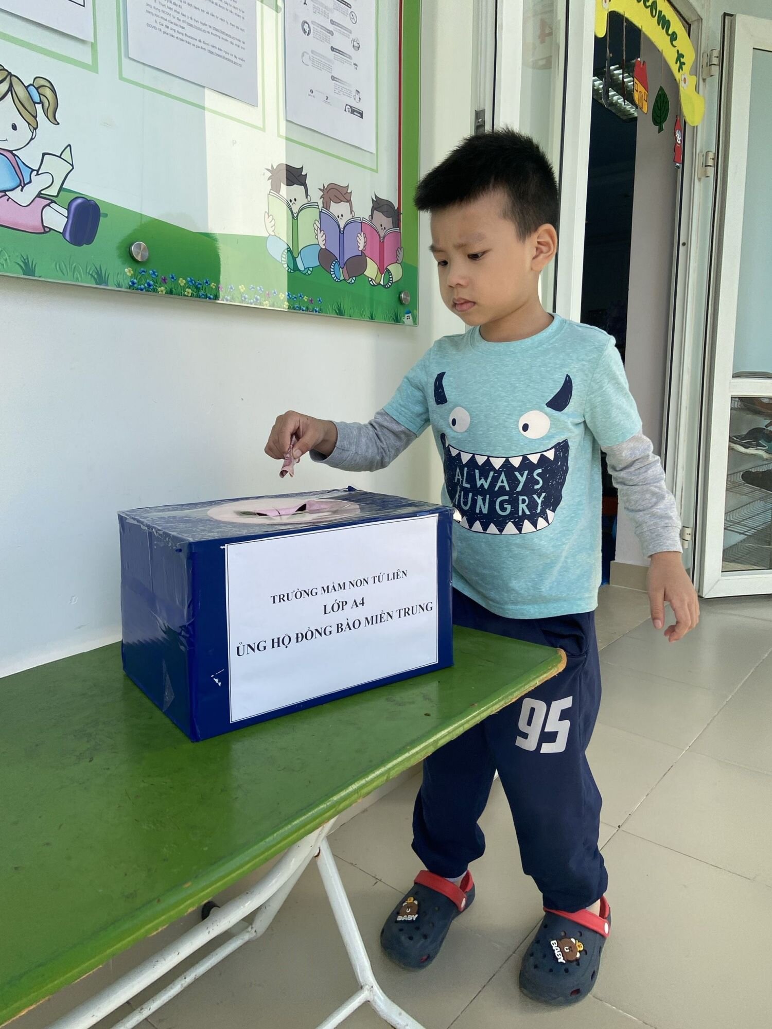 Hướng về miền Trung ruột thịt,  tập thể CB-GV-NV; phụ huynh và các con học sinh trường MN Tứ Liên  đã quyên góp, ủng hộ sẻ chia khó khăn cùng đồng bào vùng lũ.