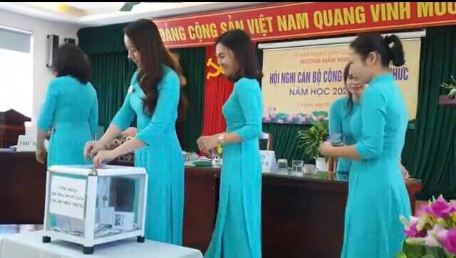 Hướng về miền Trung ruột thịt,  tập thể CB-GV-NV; phụ huynh và các con học sinh trường MN Tứ Liên  đã quyên góp, ủng hộ sẻ chia khó khăn cùng đồng bào vùng lũ.