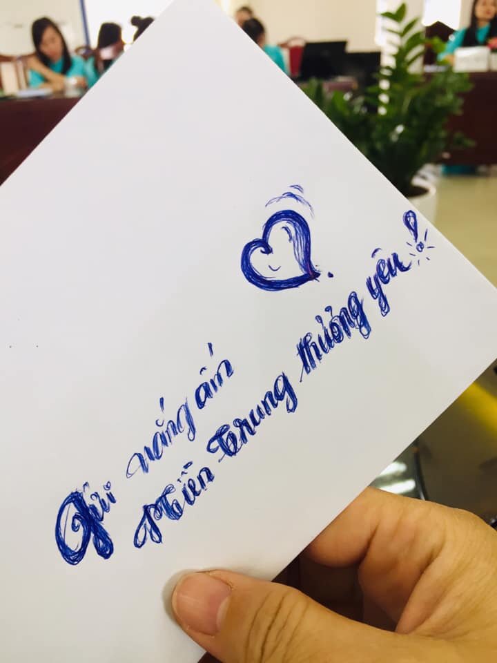 Hướng về miền Trung ruột thịt,  tập thể CB-GV-NV; phụ huynh và các con học sinh trường MN Tứ Liên  đã quyên góp, ủng hộ sẻ chia khó khăn cùng đồng bào vùng lũ.