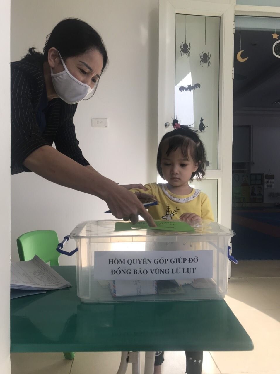 Hướng về miền Trung ruột thịt,  tập thể CB-GV-NV; phụ huynh và các con học sinh trường MN Tứ Liên  đã quyên góp, ủng hộ sẻ chia khó khăn cùng đồng bào vùng lũ.