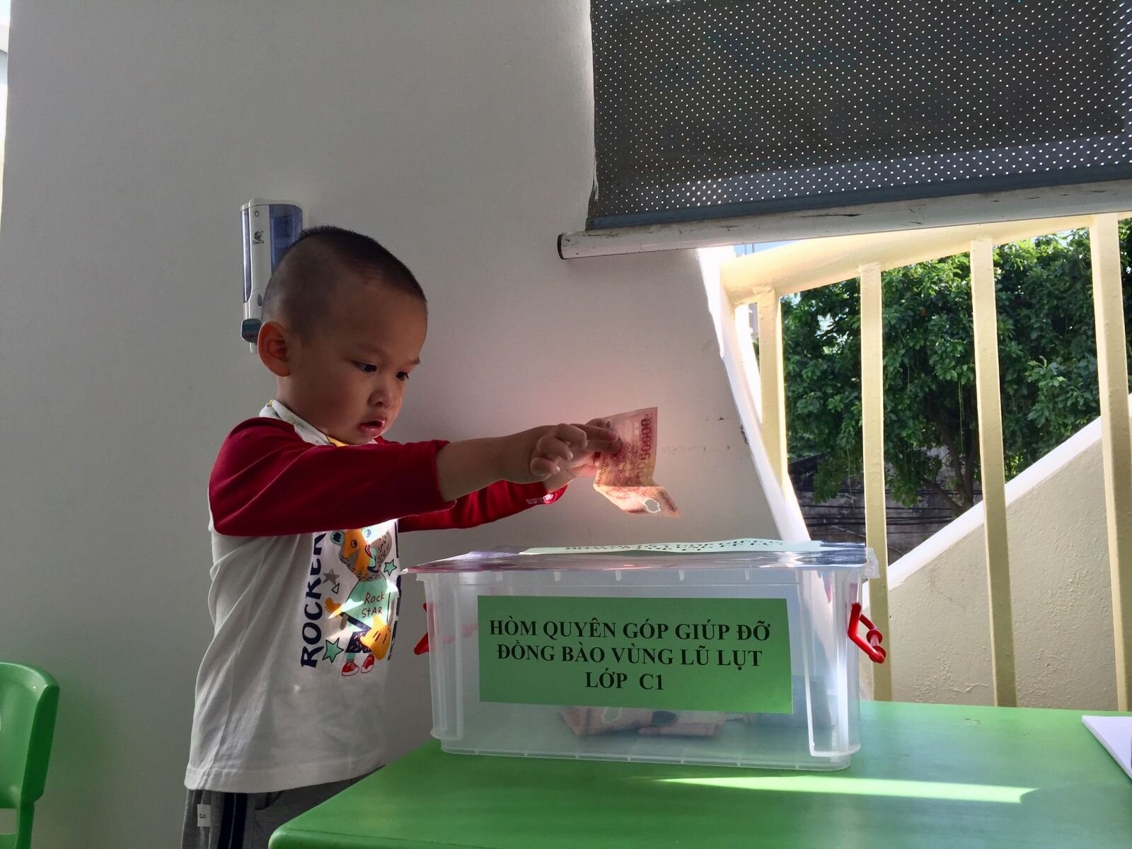 Hướng về miền Trung ruột thịt,  tập thể CB-GV-NV; phụ huynh và các con học sinh trường MN Tứ Liên  đã quyên góp, ủng hộ sẻ chia khó khăn cùng đồng bào vùng lũ.