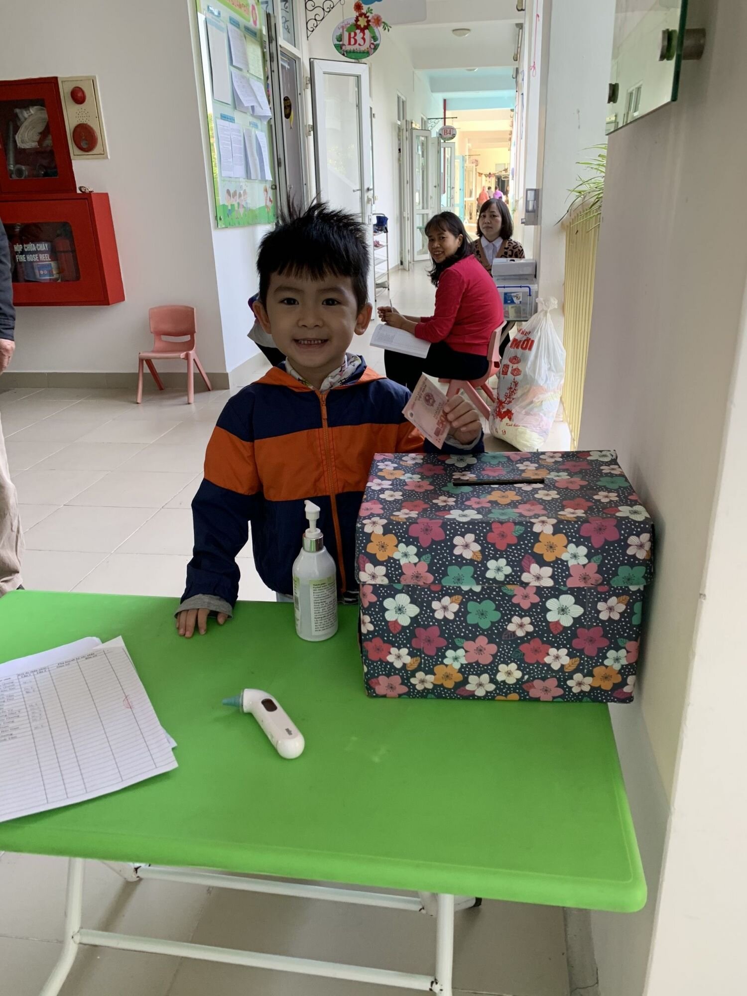 Hướng về miền Trung ruột thịt,  tập thể CB-GV-NV; phụ huynh và các con học sinh trường MN Tứ Liên  đã quyên góp, ủng hộ sẻ chia khó khăn cùng đồng bào vùng lũ.