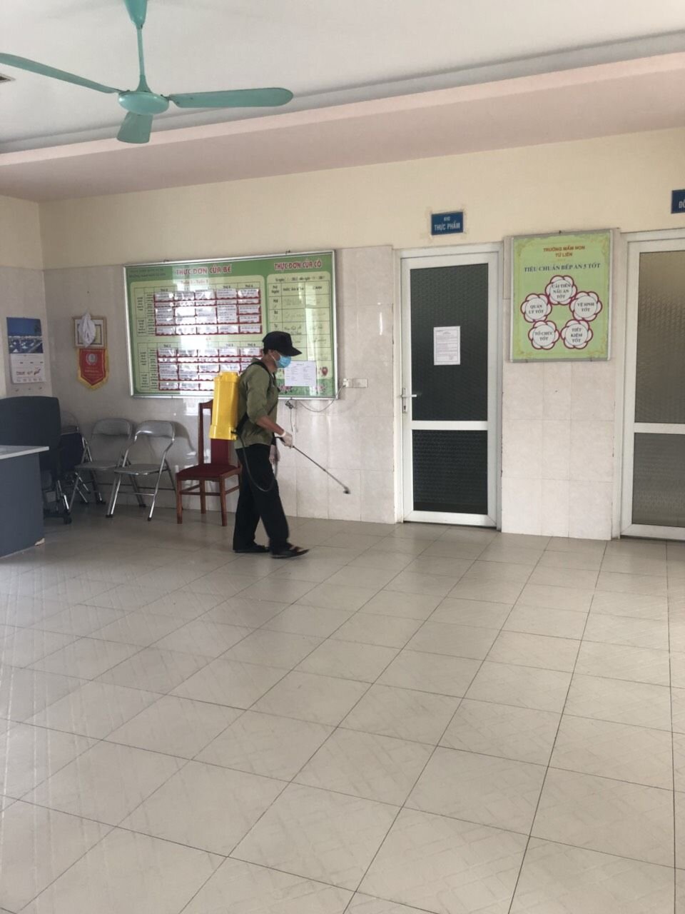 Trường Mầm non Tứ Liên kết hợp với Trung tâm y tế quận  phun thuốc khử khuẩn lần 3 phòng chống dịch Covid - 19