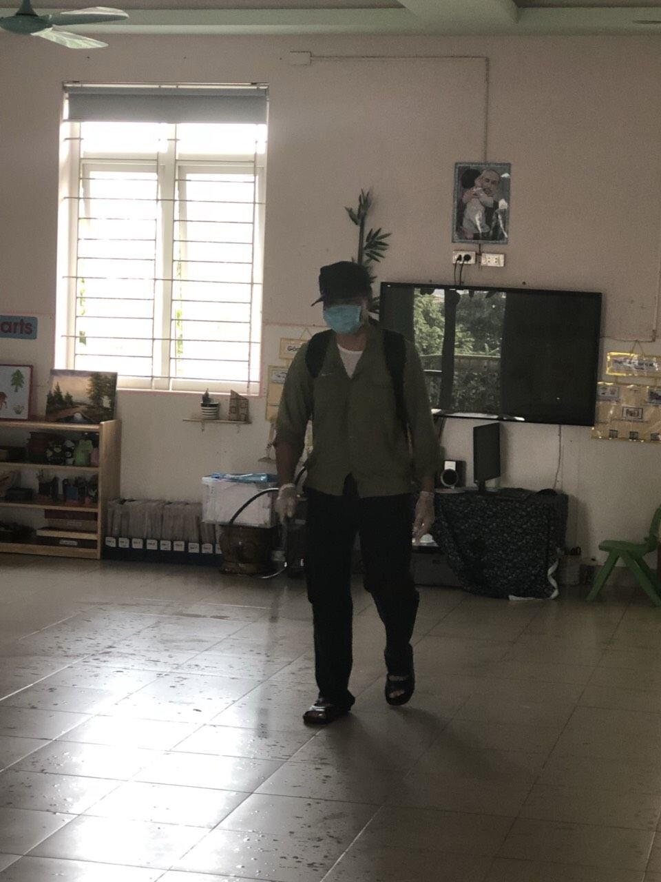 Trường Mầm non Tứ Liên kết hợp với Trung tâm y tế quận  phun thuốc khử khuẩn lần 3 phòng chống dịch Covid - 19