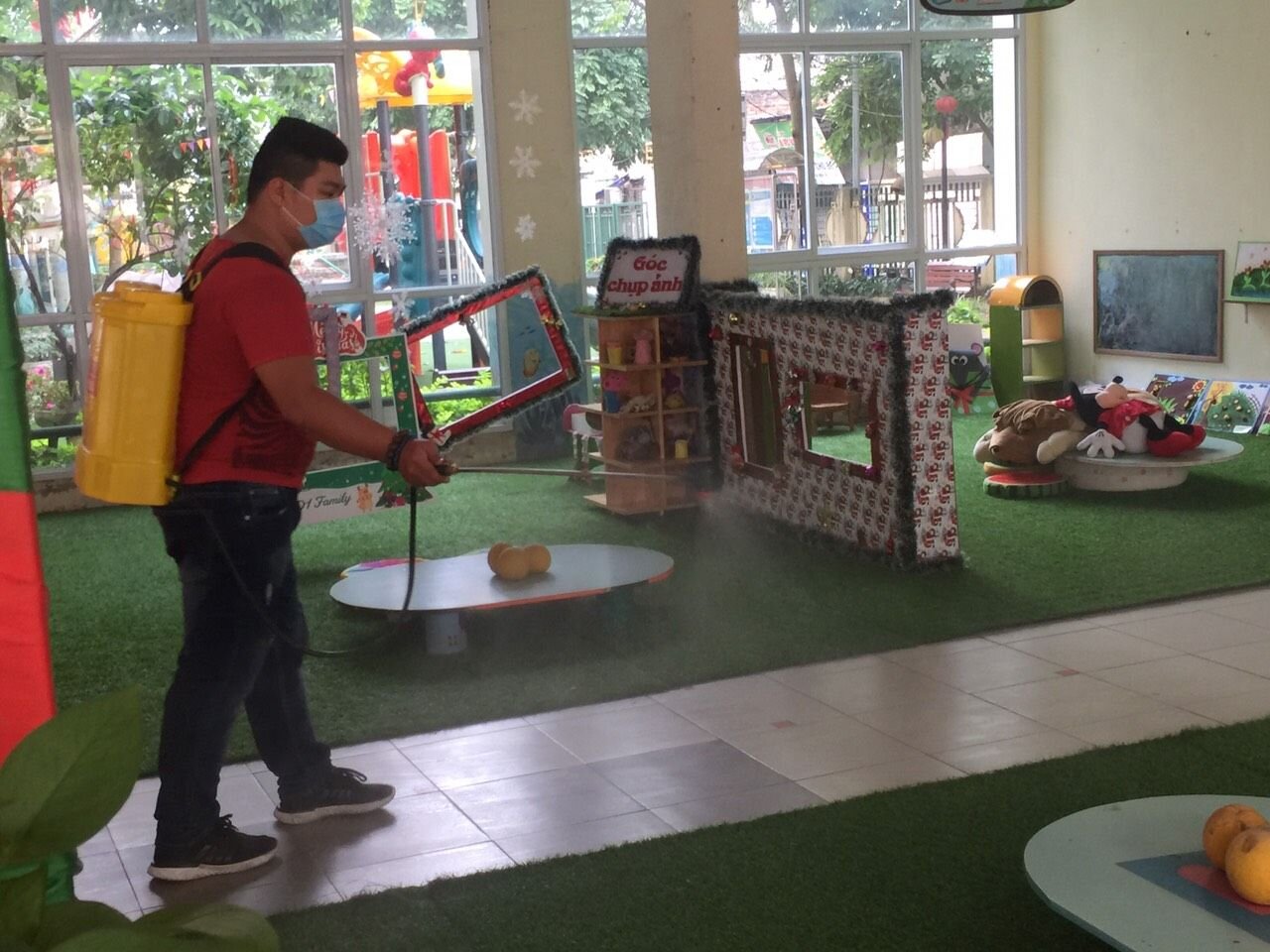 Trường Mầm non Tứ Liên kết hợp với Trung tâm y tế quận  phun thuốc khử khuẩn lần 3 phòng chống dịch Covid - 19