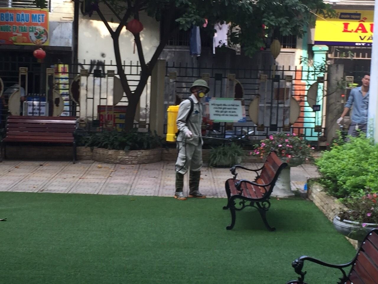 Trường Mầm non Tứ Liên kết hợp với Trung tâm y tế quận  phun thuốc khử khuẩn lần 3 phòng chống dịch Covid - 19