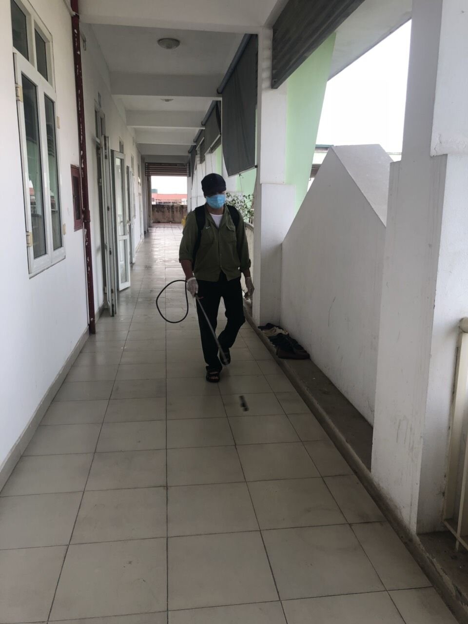 Trường Mầm non Tứ Liên kết hợp với Trung tâm y tế quận  phun thuốc khử khuẩn lần 3 phòng chống dịch Covid - 19