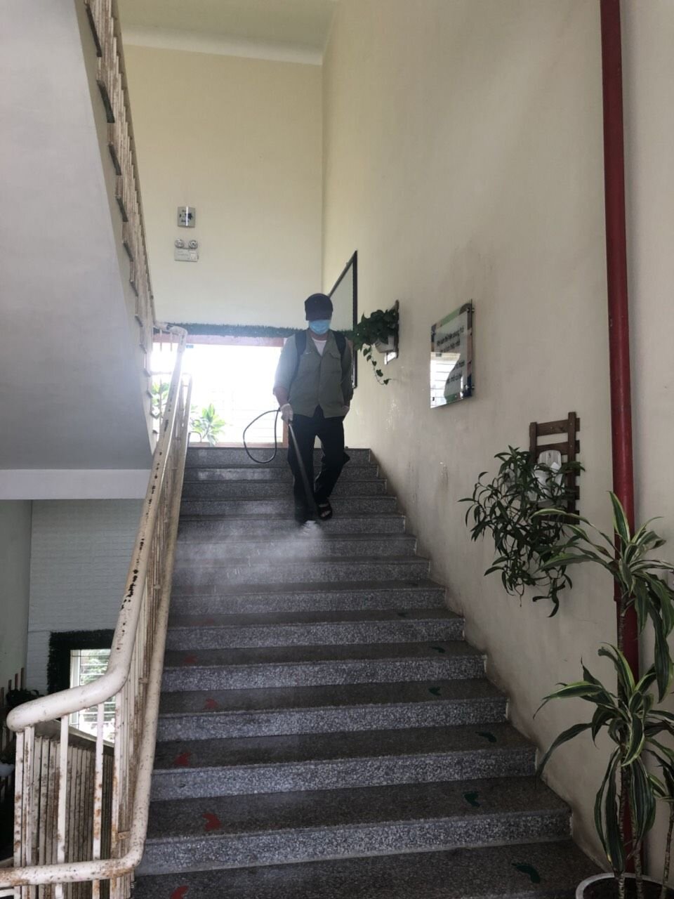 Trường Mầm non Tứ Liên kết hợp với Trung tâm y tế quận  phun thuốc khử khuẩn lần 3 phòng chống dịch Covid - 19