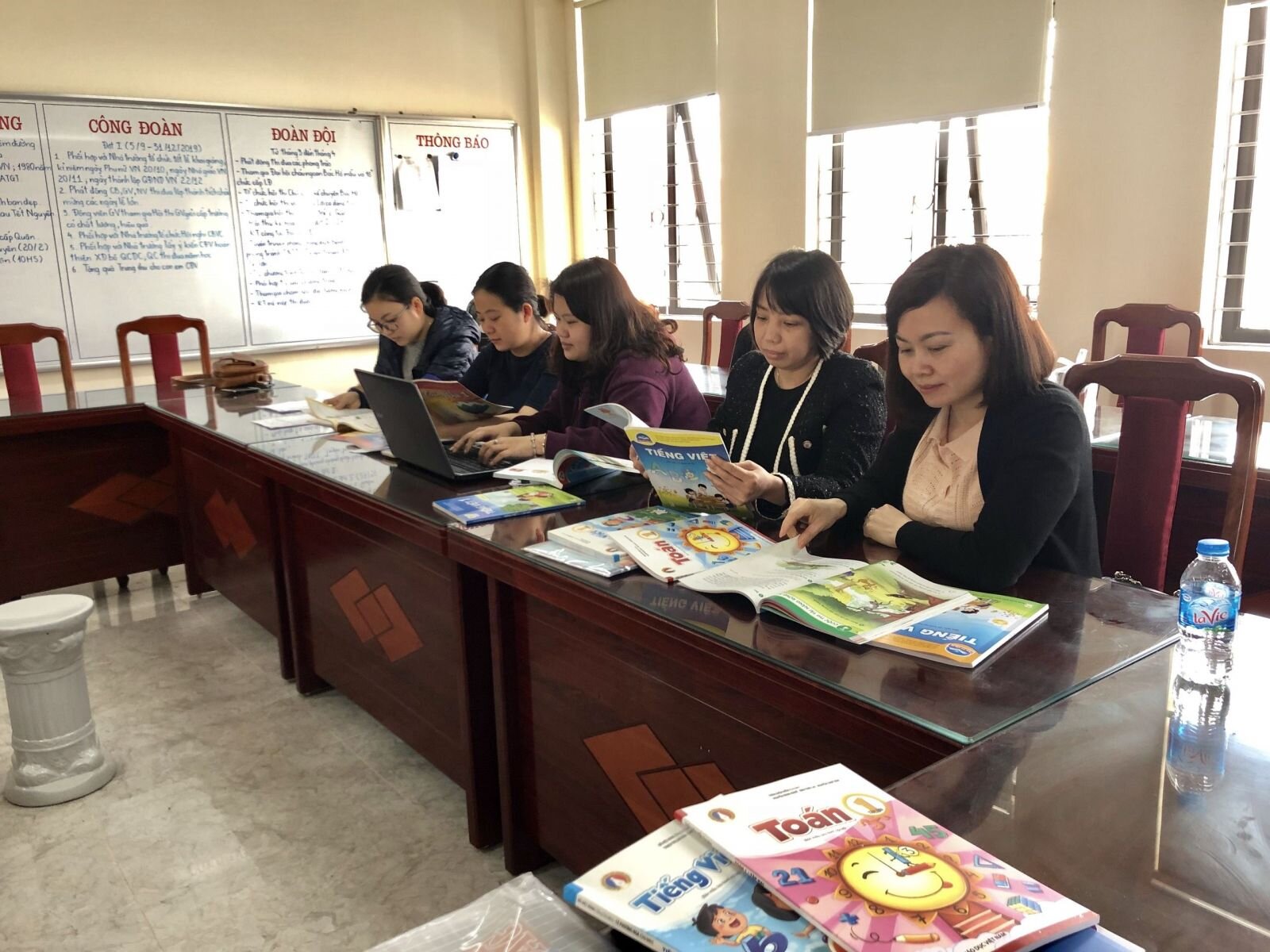 Trường Tiểu học Tứ Liên triển khai việc nghiên cứu và lựa chọn sách giáo khoa lớp 1 năm học 2020 - 2021