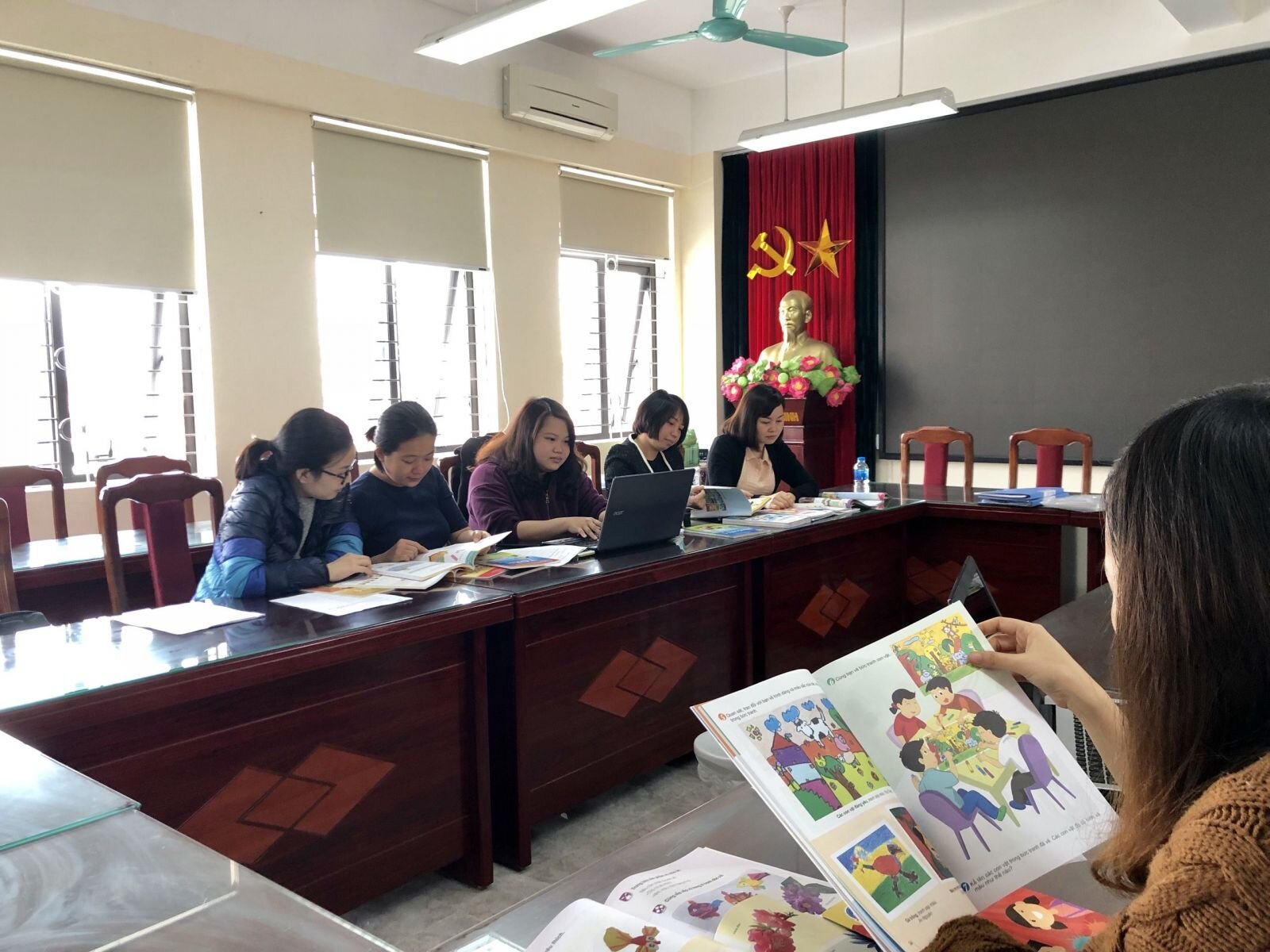 Trường Tiểu học Tứ Liên triển khai việc nghiên cứu và lựa chọn sách giáo khoa lớp 1 năm học 2020 - 2021