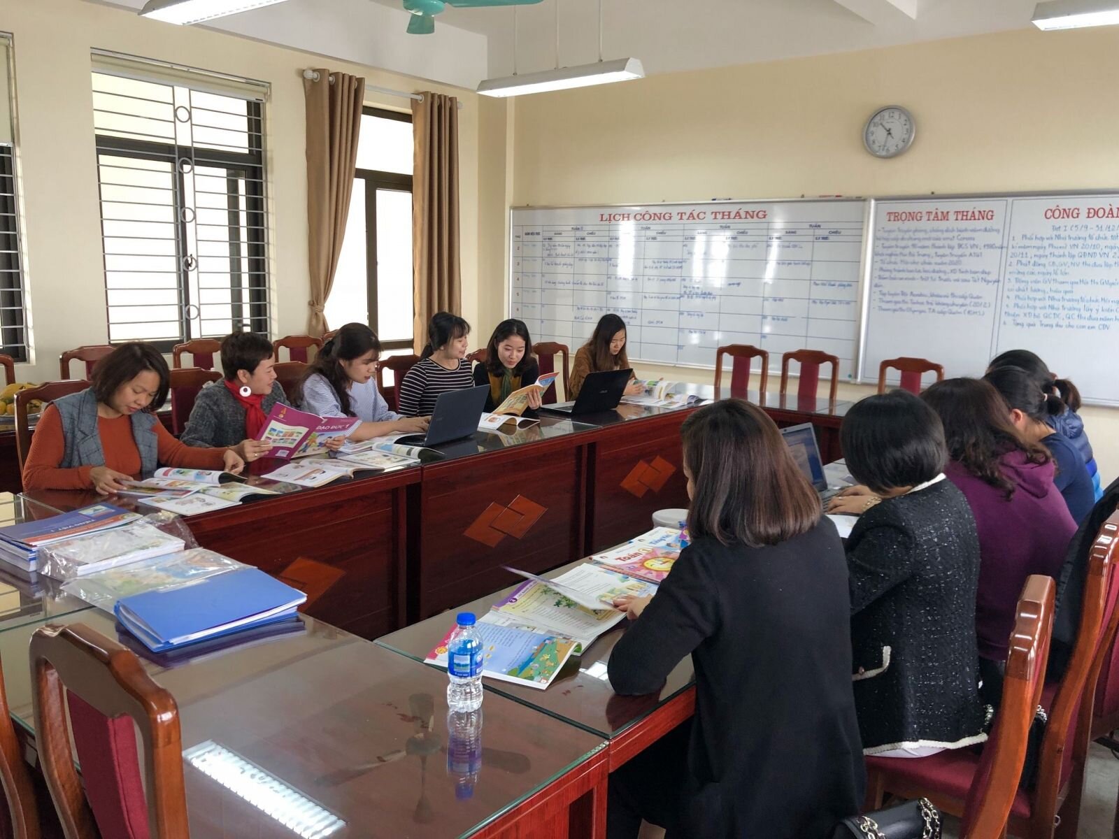 Trường Tiểu học Tứ Liên triển khai việc nghiên cứu và lựa chọn sách giáo khoa lớp 1 năm học 2020 - 2021