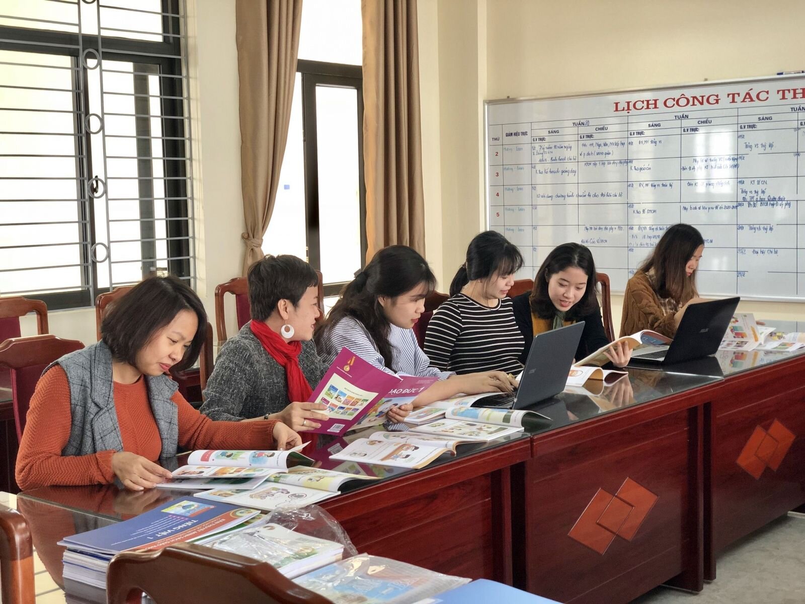 Trường Tiểu học Tứ Liên triển khai việc nghiên cứu và lựa chọn sách giáo khoa lớp 1 năm học 2020 - 2021