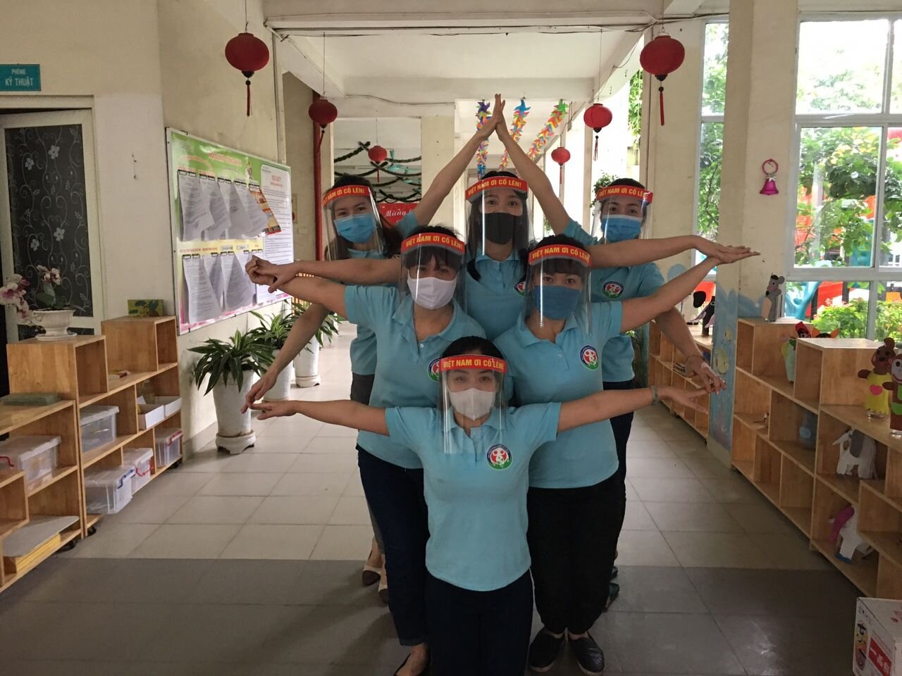 Trường mầm non Tứ Liên tiếp tục làm hơn 600 mũ chắn giọt bắn tặng các cơ sở y tế, các đơn vị tuyến đầu làm công tác phòng chống dịch covid -19