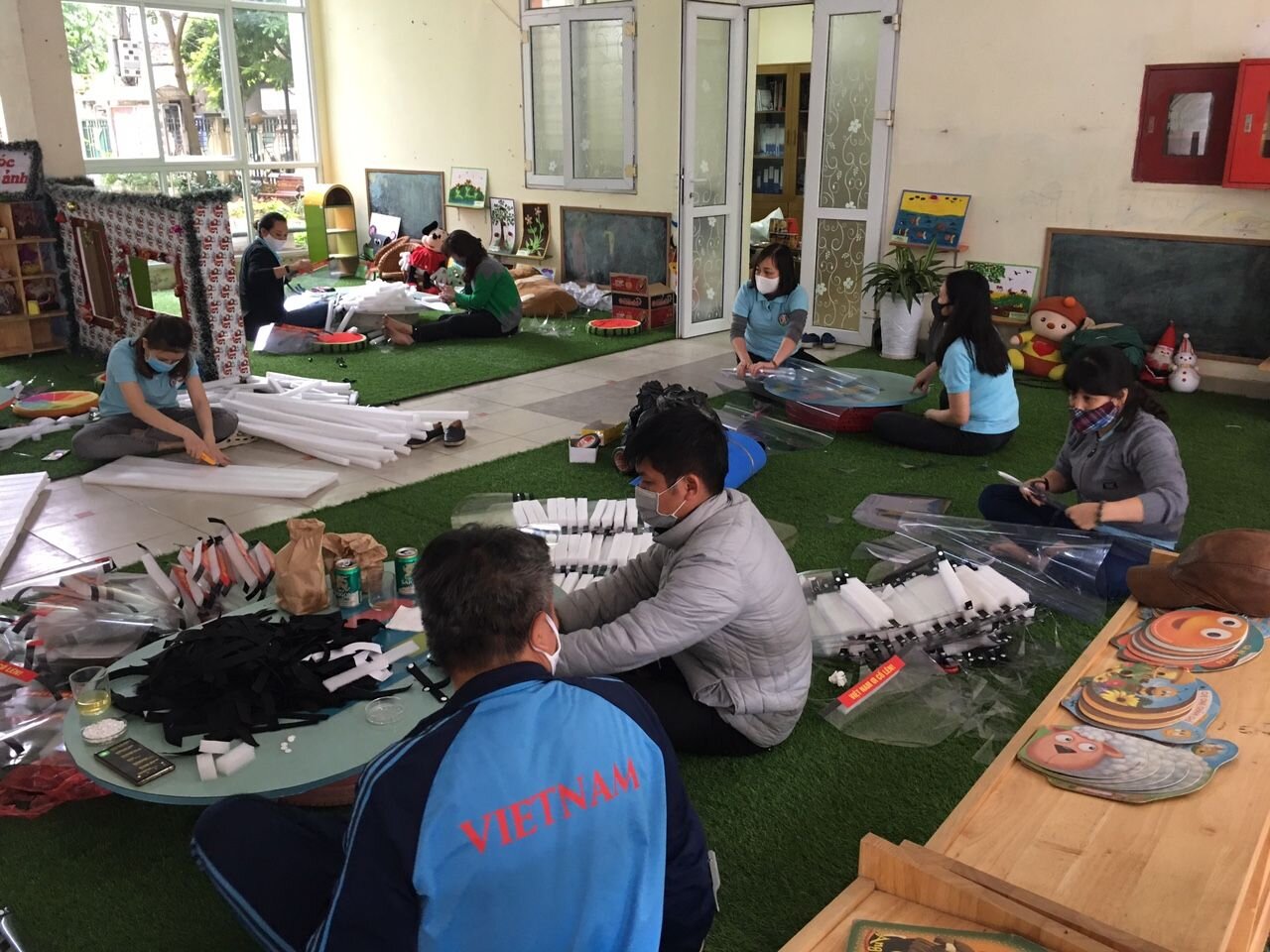 Trường mầm non Tứ Liên tiếp tục làm hơn 600 mũ chắn giọt bắn tặng các cơ sở y tế, các đơn vị tuyến đầu làm công tác phòng chống dịch covid -19