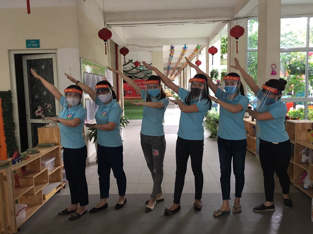 Trường mầm non Tứ Liên tiếp tục làm hơn 600 mũ chắn giọt bắn tặng các cơ sở y tế, các đơn vị tuyến đầu làm công tác phòng chống dịch covid -19