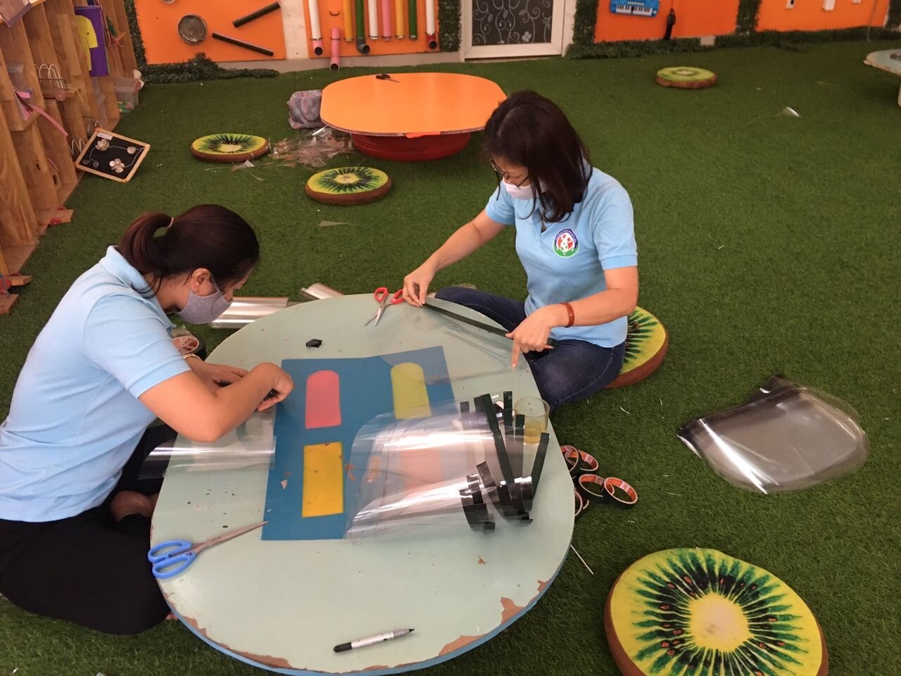 Trường mầm non Tứ Liên tiếp tục làm hơn 600 mũ chắn giọt bắn tặng các cơ sở y tế, các đơn vị tuyến đầu làm công tác phòng chống dịch covid -19