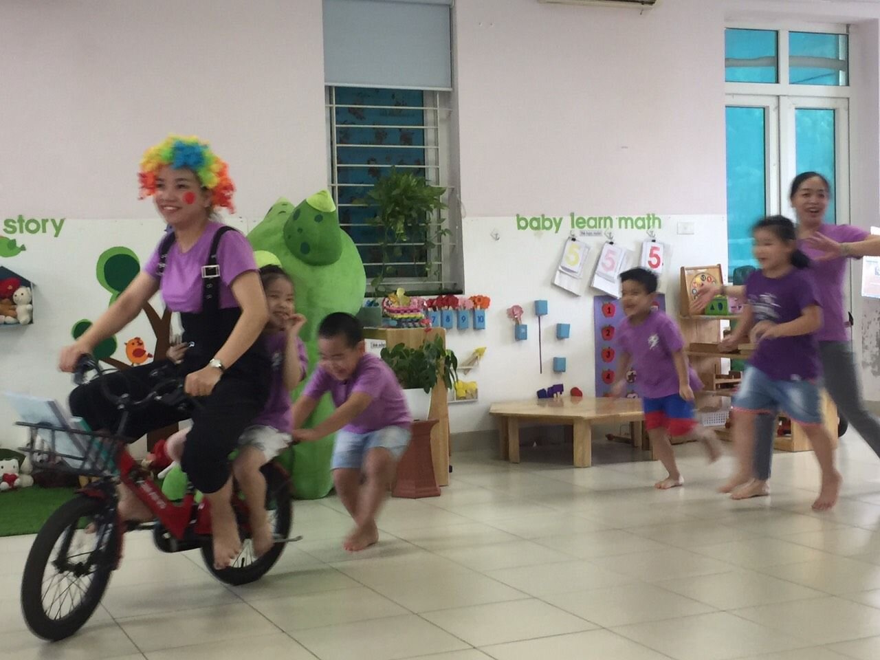 Bé khám phá chiếc xe đạp