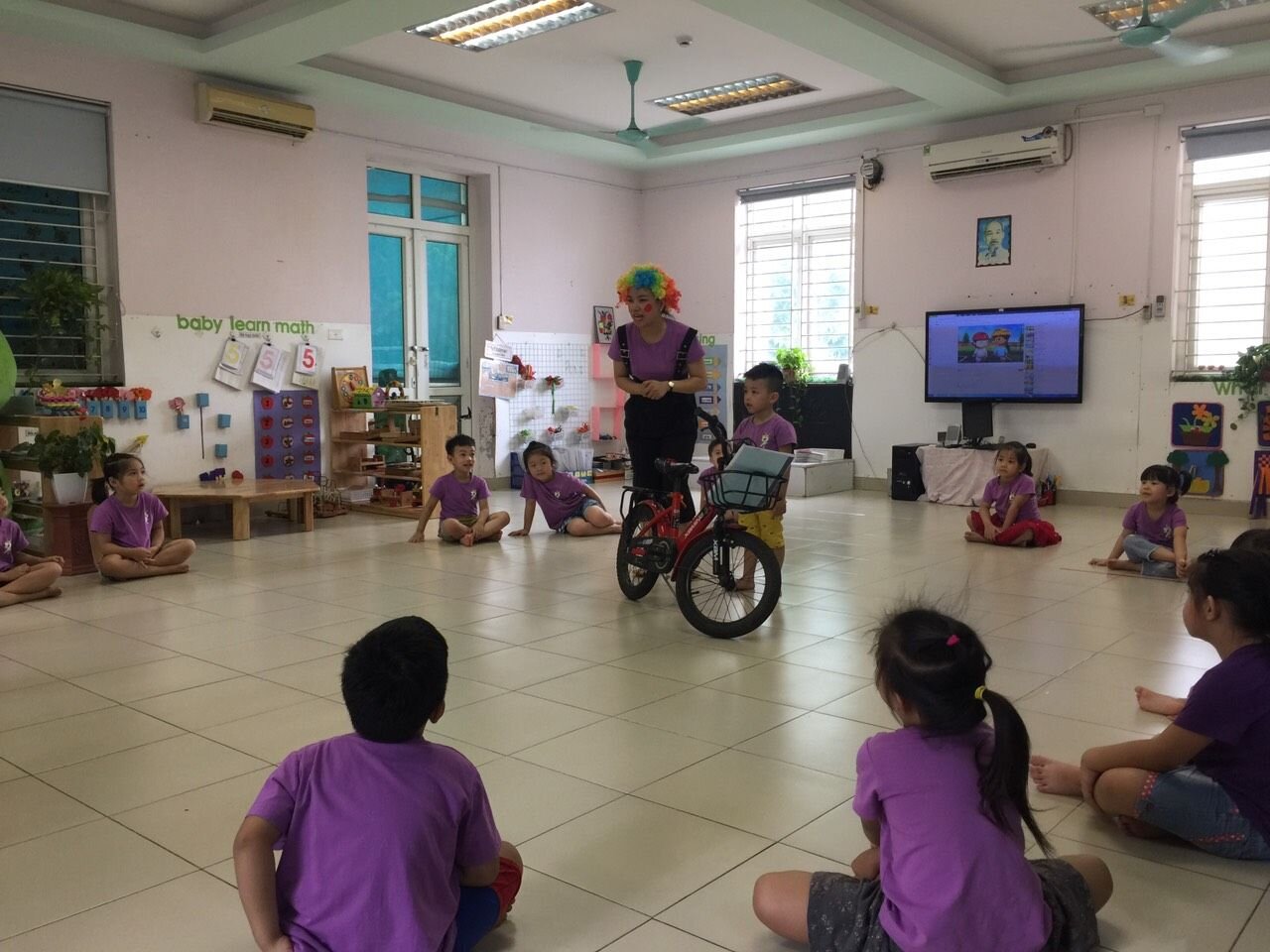 Bé khám phá chiếc xe đạp