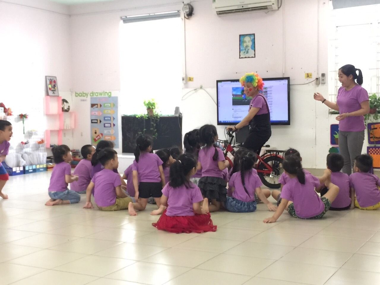 Bé khám phá chiếc xe đạp