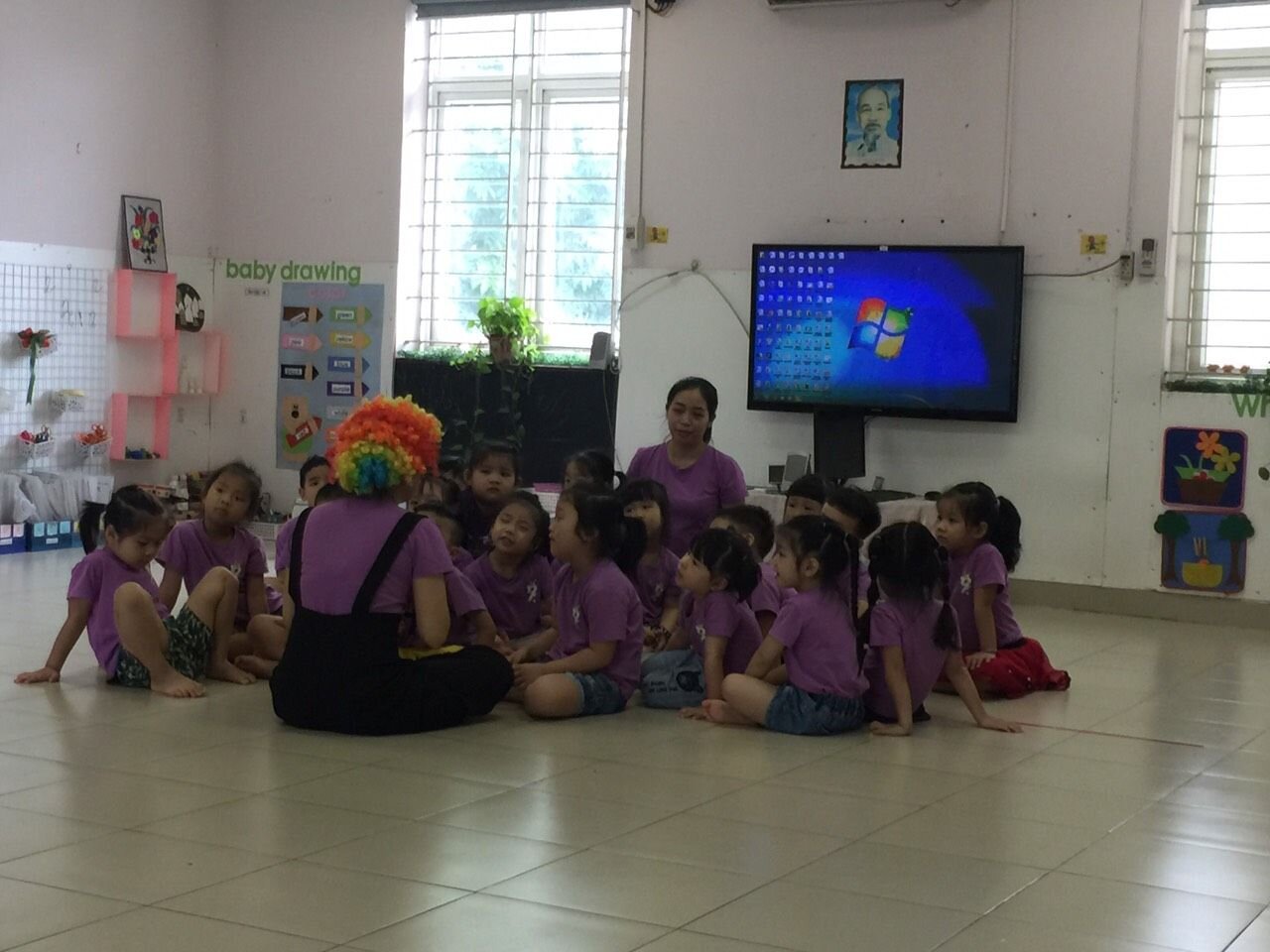 Bé khám phá chiếc xe đạp