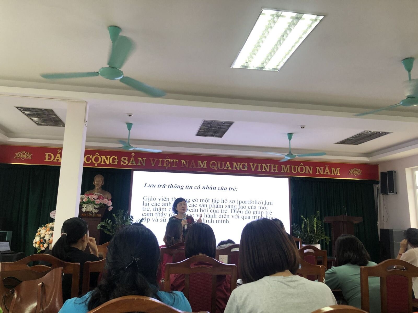 Cán bộ quản lý, giáo viên trường Mầm non Tứ Liên tập huấn chuyên đề