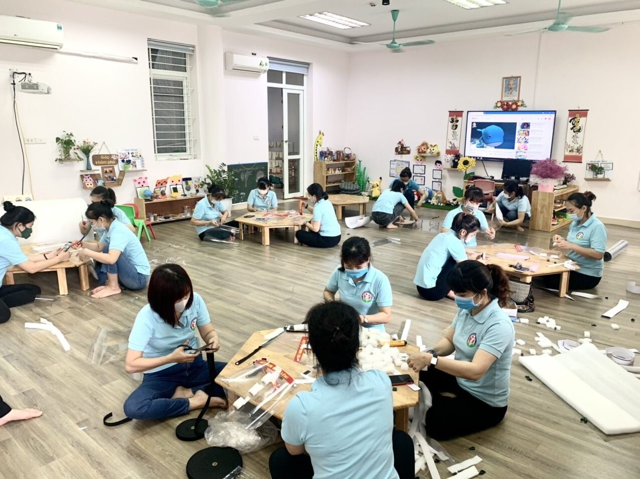 TRƯỜNG MẦM NON TỨ LIÊN LÀM KÍNH CHẮN GIỌT BẮN TẶNG UBND PHƯỜNG TỨ LIÊN TRONG CÔNG TÁC PHÒNG CHỐNG DỊCH COVID 19 CHO BẦU CỬ HĐND CÁC CẤP