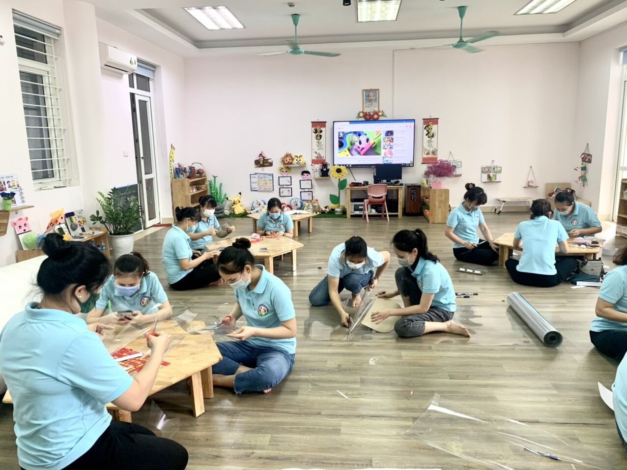 TRƯỜNG MẦM NON TỨ LIÊN LÀM KÍNH CHẮN GIỌT BẮN TẶNG UBND PHƯỜNG TỨ LIÊN TRONG CÔNG TÁC PHÒNG CHỐNG DỊCH COVID 19 CHO BẦU CỬ HĐND CÁC CẤP