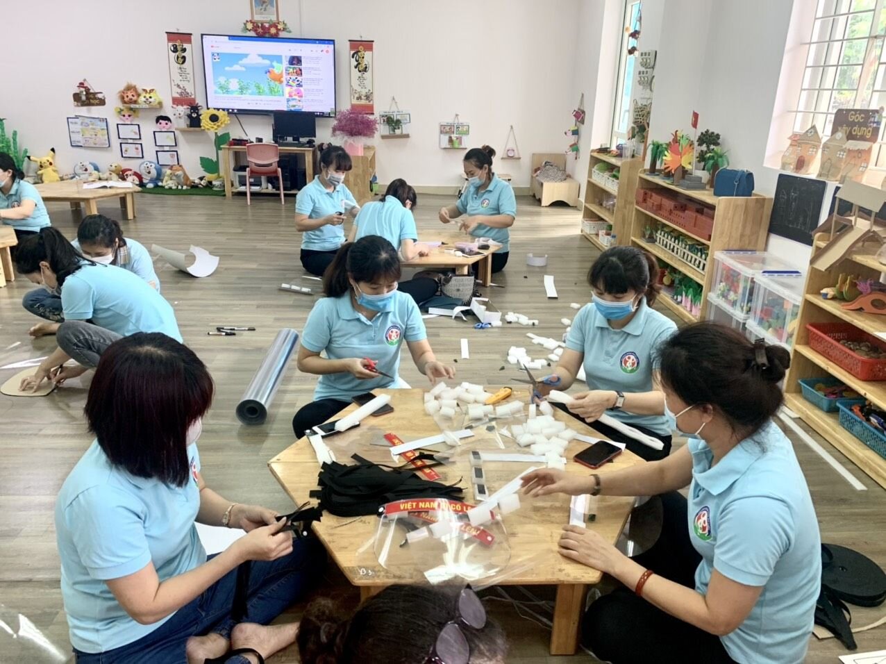 TRƯỜNG MẦM NON TỨ LIÊN LÀM KÍNH CHẮN GIỌT BẮN TẶNG UBND PHƯỜNG TỨ LIÊN TRONG CÔNG TÁC PHÒNG CHỐNG DỊCH COVID 19 CHO BẦU CỬ HĐND CÁC CẤP