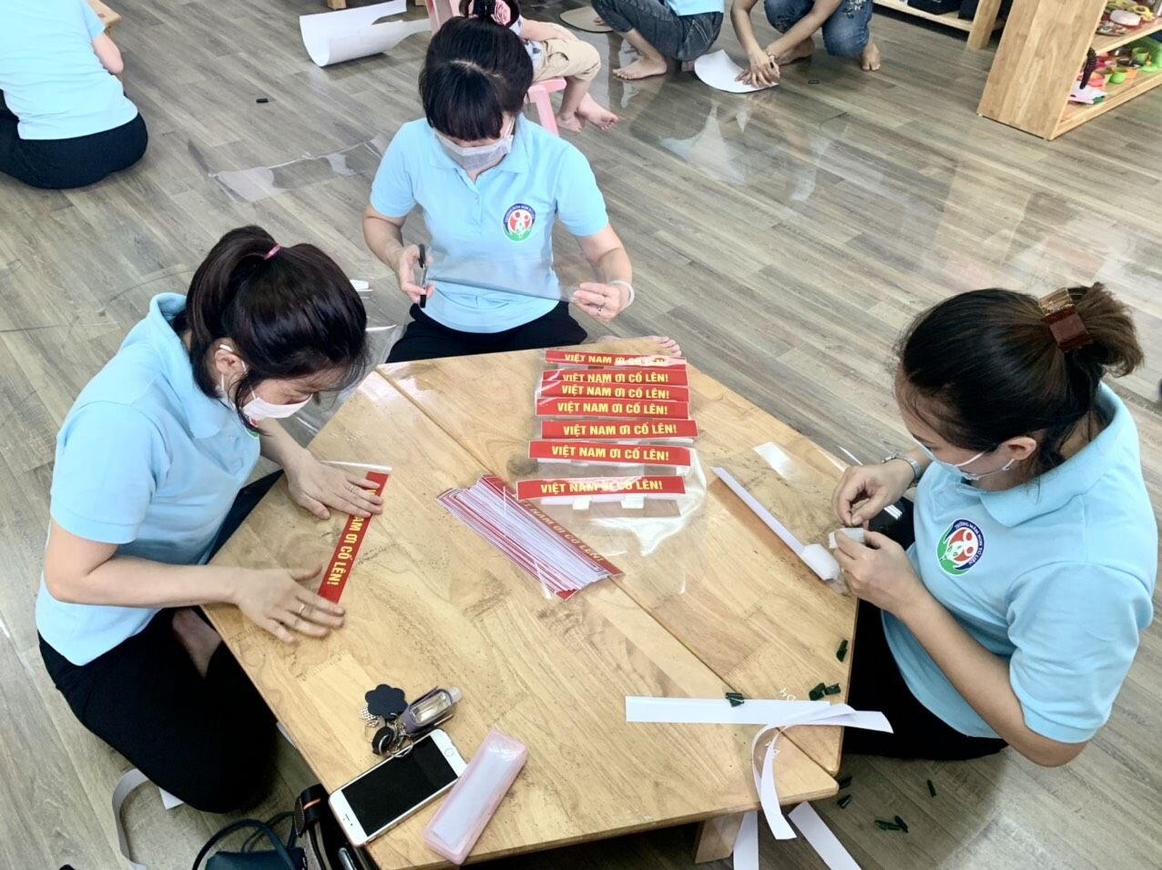 TRƯỜNG MẦM NON TỨ LIÊN LÀM KÍNH CHẮN GIỌT BẮN TẶNG UBND PHƯỜNG TỨ LIÊN TRONG CÔNG TÁC PHÒNG CHỐNG DỊCH COVID 19 CHO BẦU CỬ HĐND CÁC CẤP