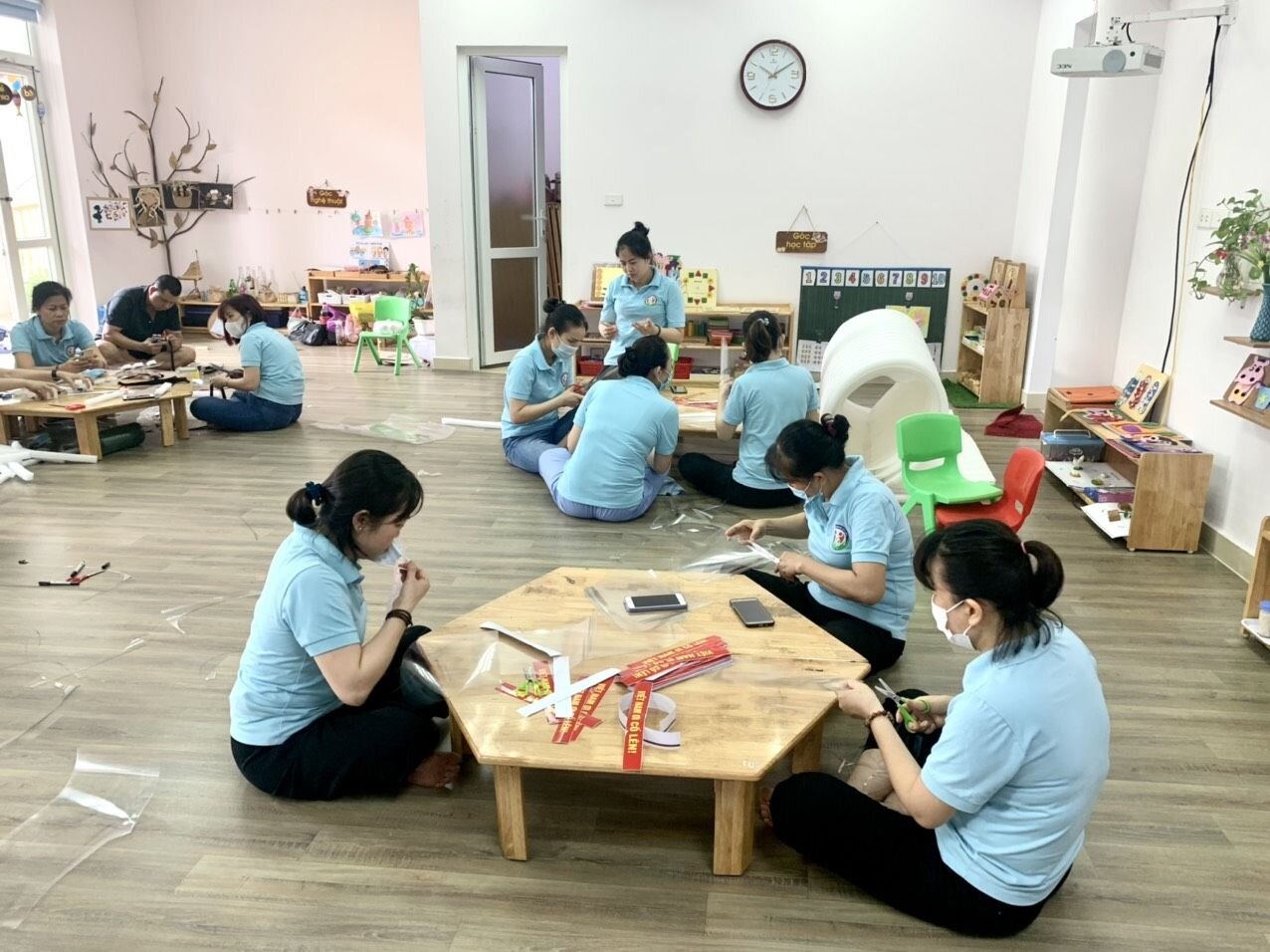 TRƯỜNG MẦM NON TỨ LIÊN LÀM KÍNH CHẮN GIỌT BẮN TẶNG UBND PHƯỜNG TỨ LIÊN TRONG CÔNG TÁC PHÒNG CHỐNG DỊCH COVID 19 CHO BẦU CỬ HĐND CÁC CẤP