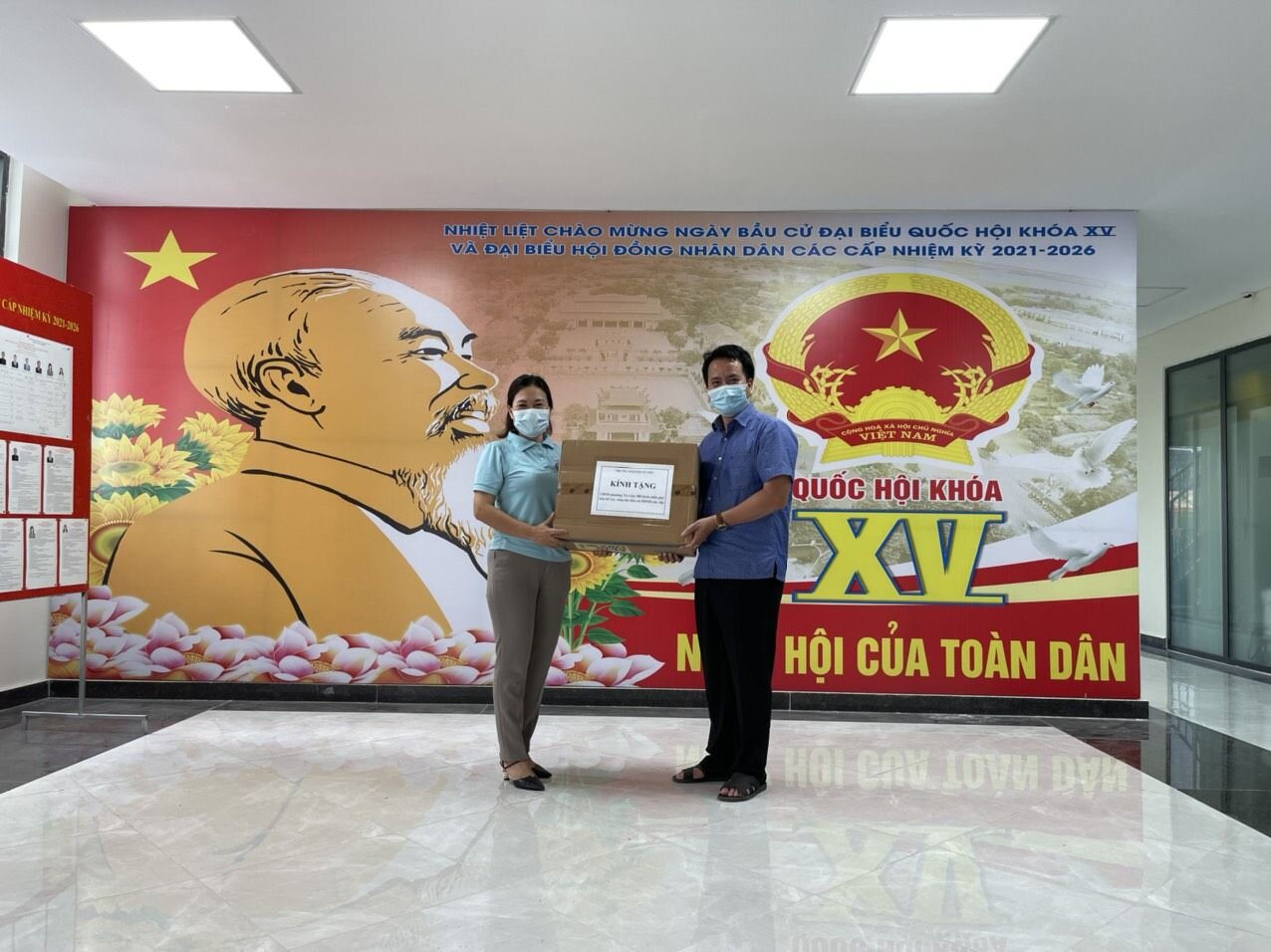 TRƯỜNG MẦM NON TỨ LIÊN LÀM KÍNH CHẮN GIỌT BẮN TẶNG UBND PHƯỜNG TỨ LIÊN TRONG CÔNG TÁC PHÒNG CHỐNG DỊCH COVID 19 CHO BẦU CỬ HĐND CÁC CẤP