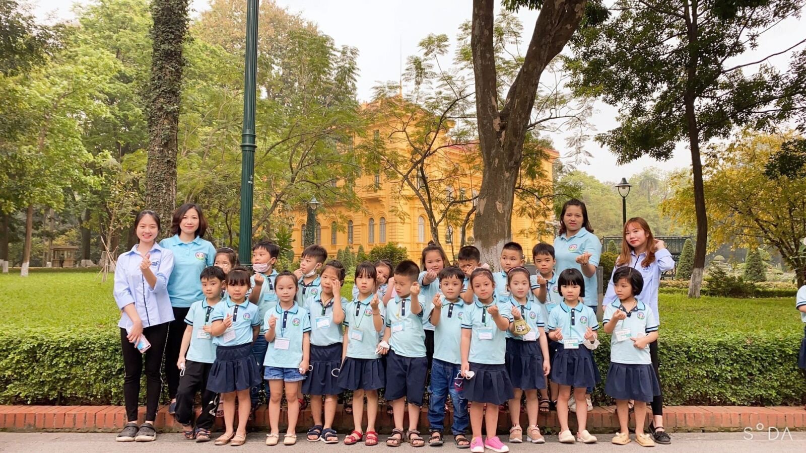 Cảm xúc ngày chia tay các bé MGL