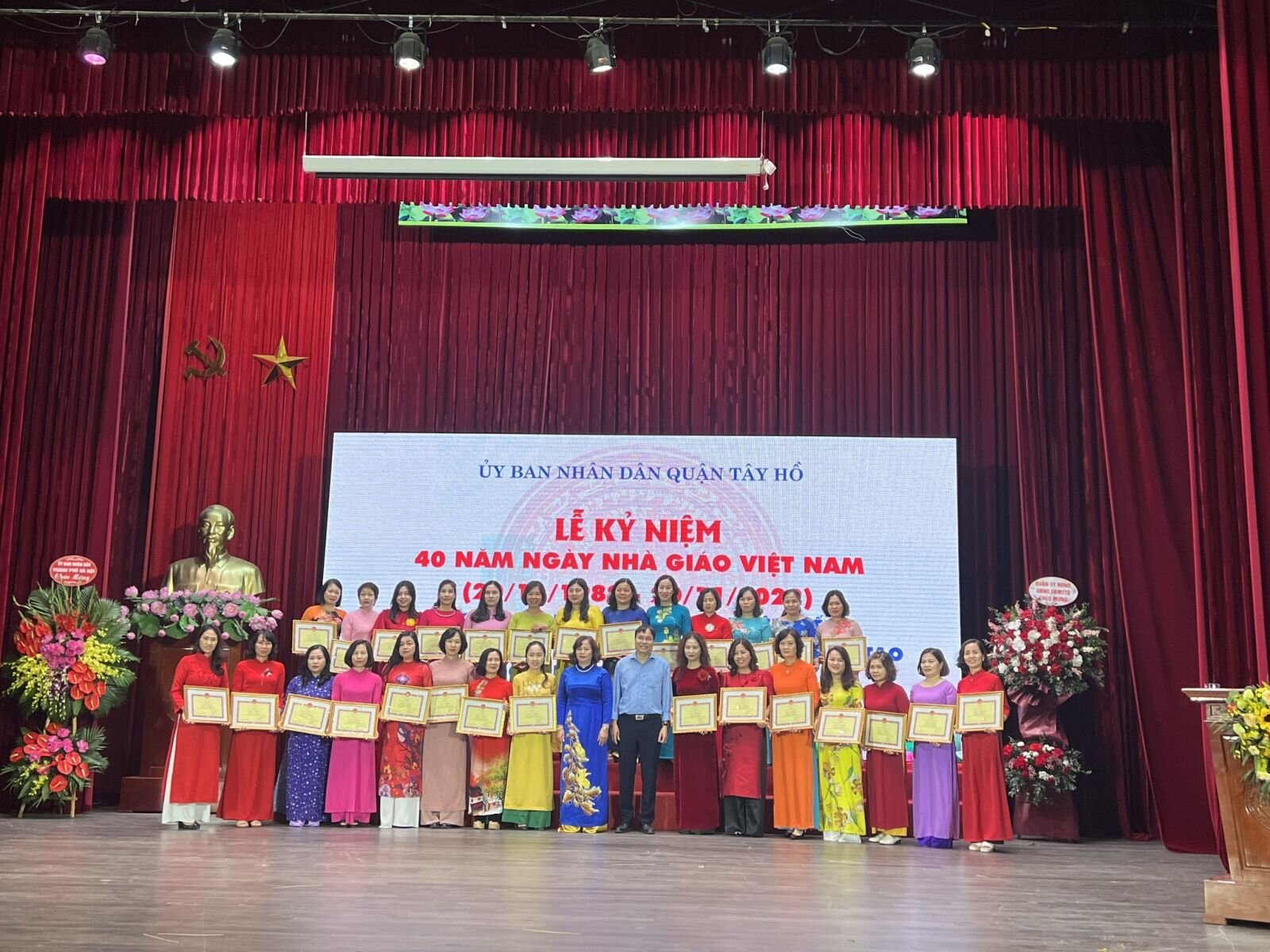 SÁNG NGÀY 17/11/2022 UBND QUẬN TÂY HỒ TỔ CHỨC LỄ KỶ NIỆM 40 NĂM NGÀY NHÀ GIÁO VIỆT NAM (20/11/1982-20/11/2022).