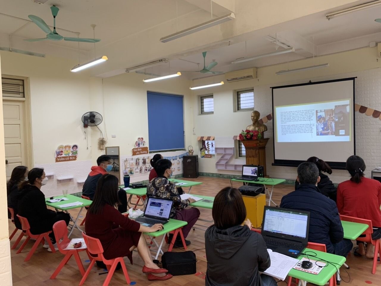 Lớp bồi dưỡng kĩ năng làm việc chuyên nghiệp” cho cán bộ quản lí, nhân viên nuôi dưỡng các trường mầm non