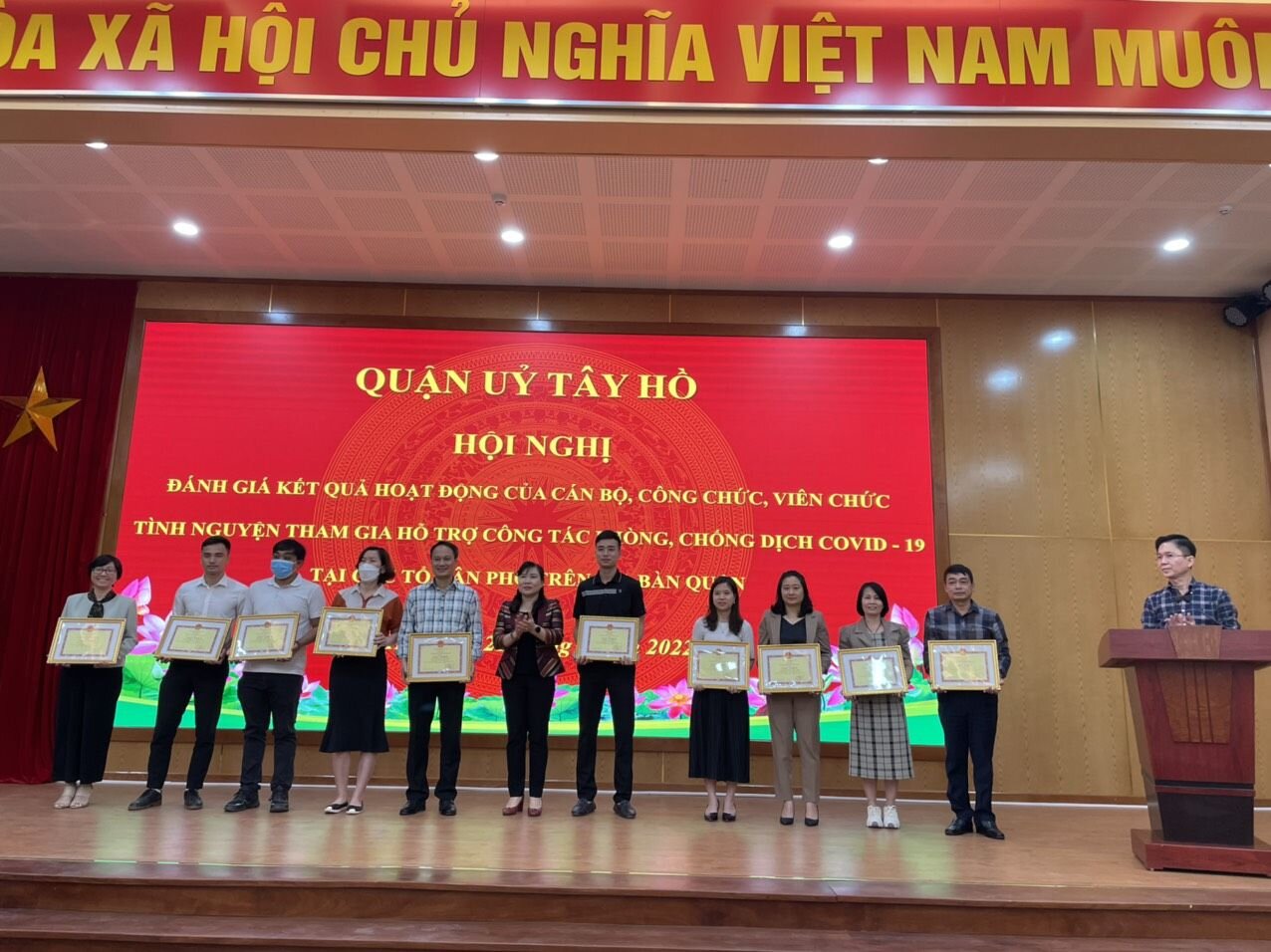CÔ GIÁO NGUYỀN THÙY NINH NHẬN KHEN TẶNG VỀ THÀNH TÍCH XUẤT SẮC TRONG CÔNG TÁC HỖ TRỢ PHÒNG CHỐNG COVID 19 TẠI CÁC TỔ DÂN PHỐ TRÊN ĐỊA BÀN QUẬN TÂY HỒ