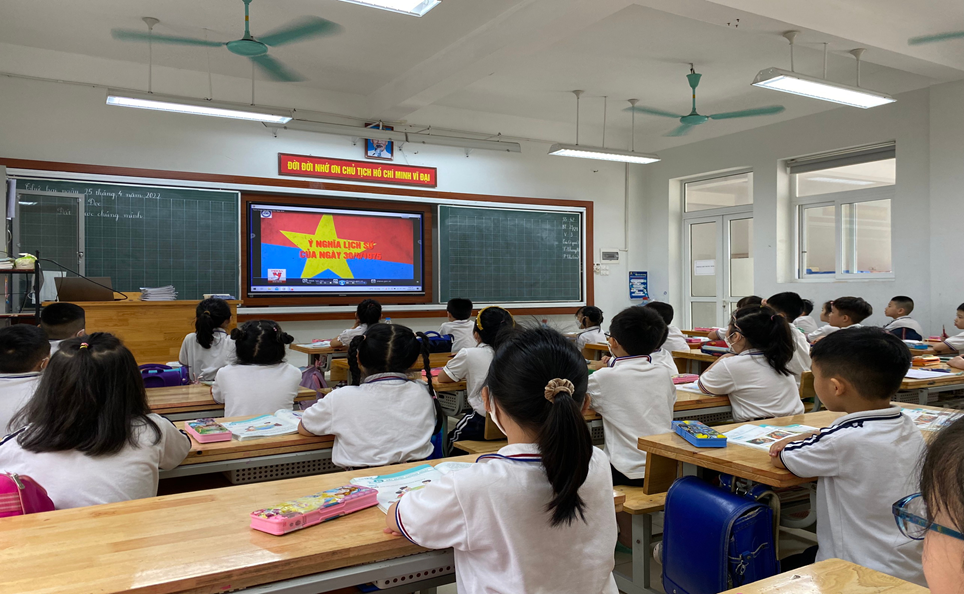 LIÊN ĐỘI TIỂU HỌC PHÚ THƯỢNG TỔ CHỨC CHÀO CỜ - TÌM HIỂU LỊCH SỬ VÀ Ý NGHĨA NGÀY GIẢI PHÓNG MIỀN NAM - THỐNG NHẤT ĐẤT NƯỚC (30/4/1975 - 30/4/2022)