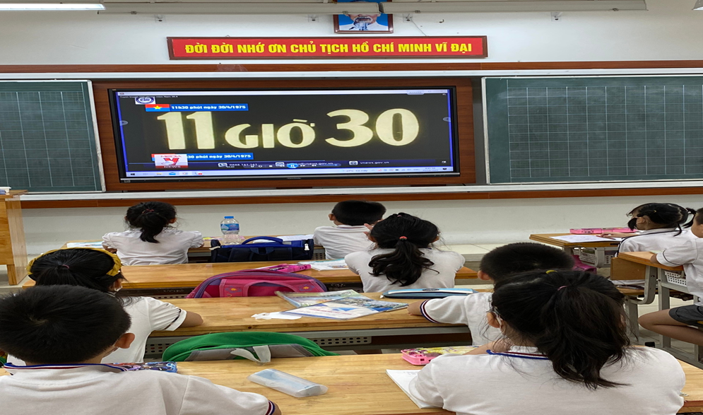 LIÊN ĐỘI TIỂU HỌC PHÚ THƯỢNG TỔ CHỨC CHÀO CỜ - TÌM HIỂU LỊCH SỬ VÀ Ý NGHĨA NGÀY GIẢI PHÓNG MIỀN NAM - THỐNG NHẤT ĐẤT NƯỚC (30/4/1975 - 30/4/2022)