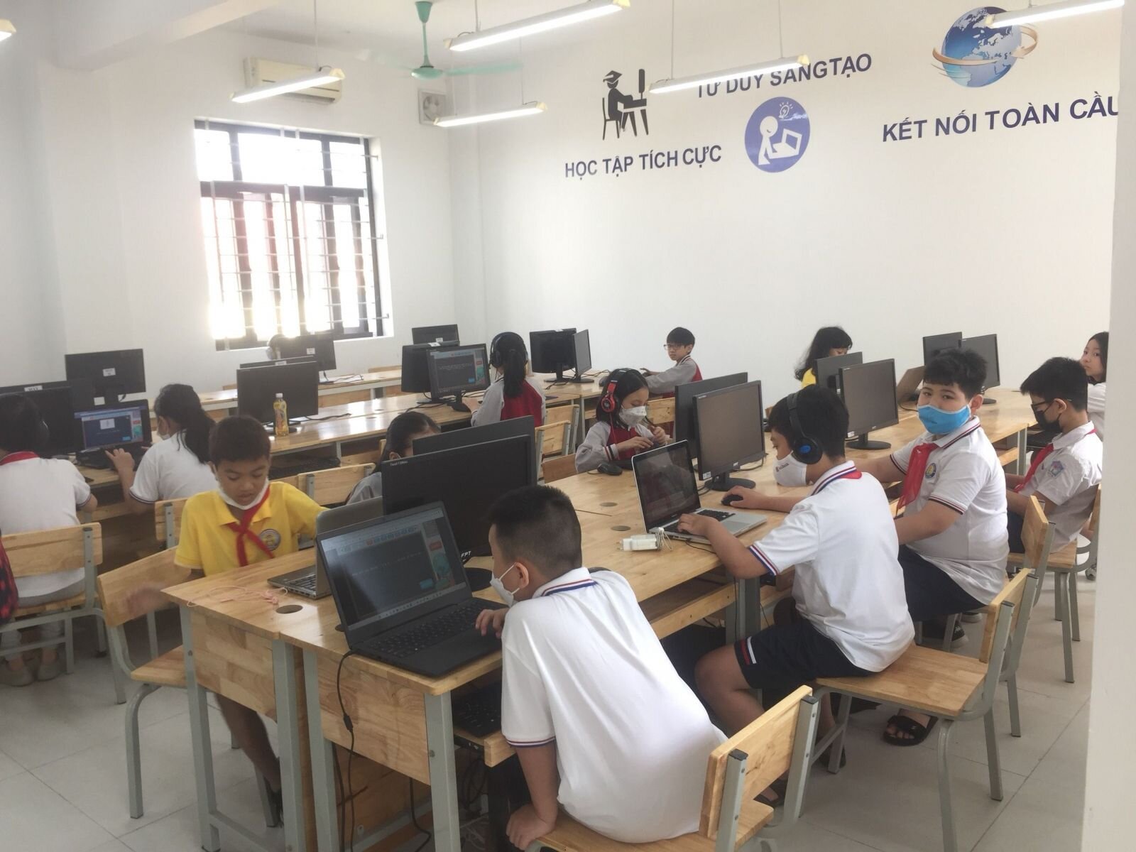 Học sinh Quảng An với sân chơi IOE.