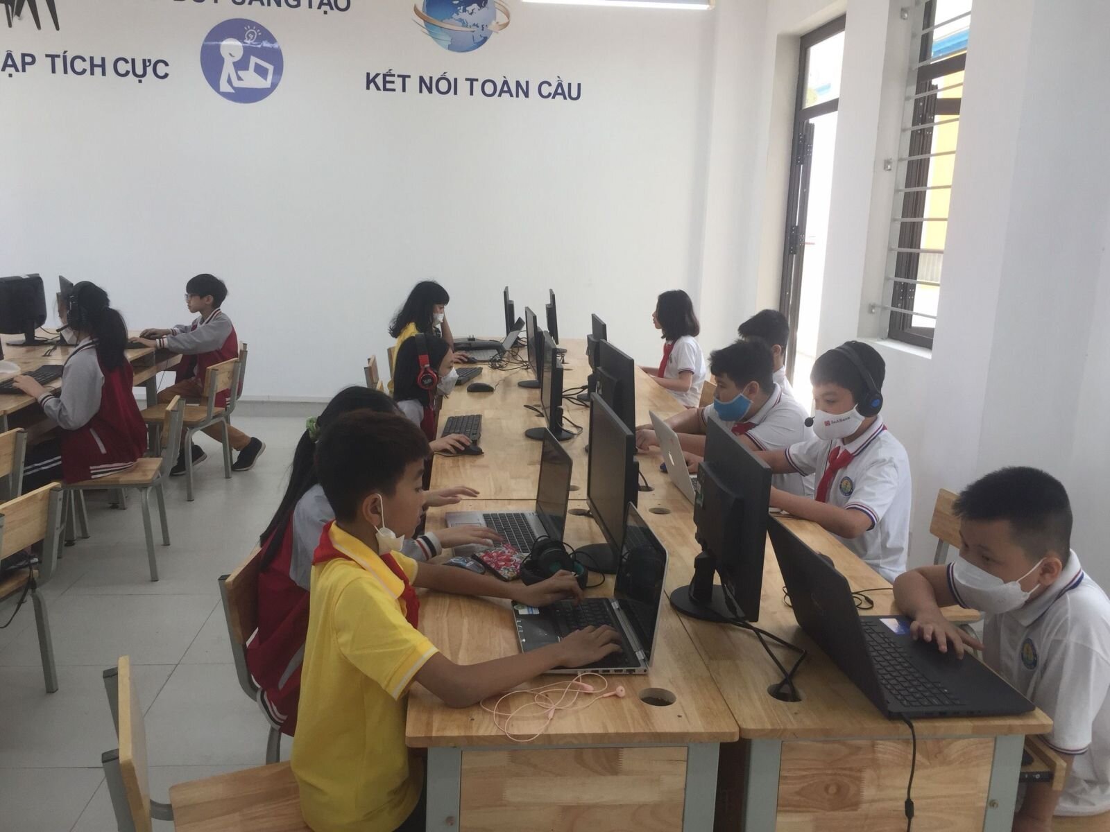 Học sinh Quảng An với sân chơi IOE.