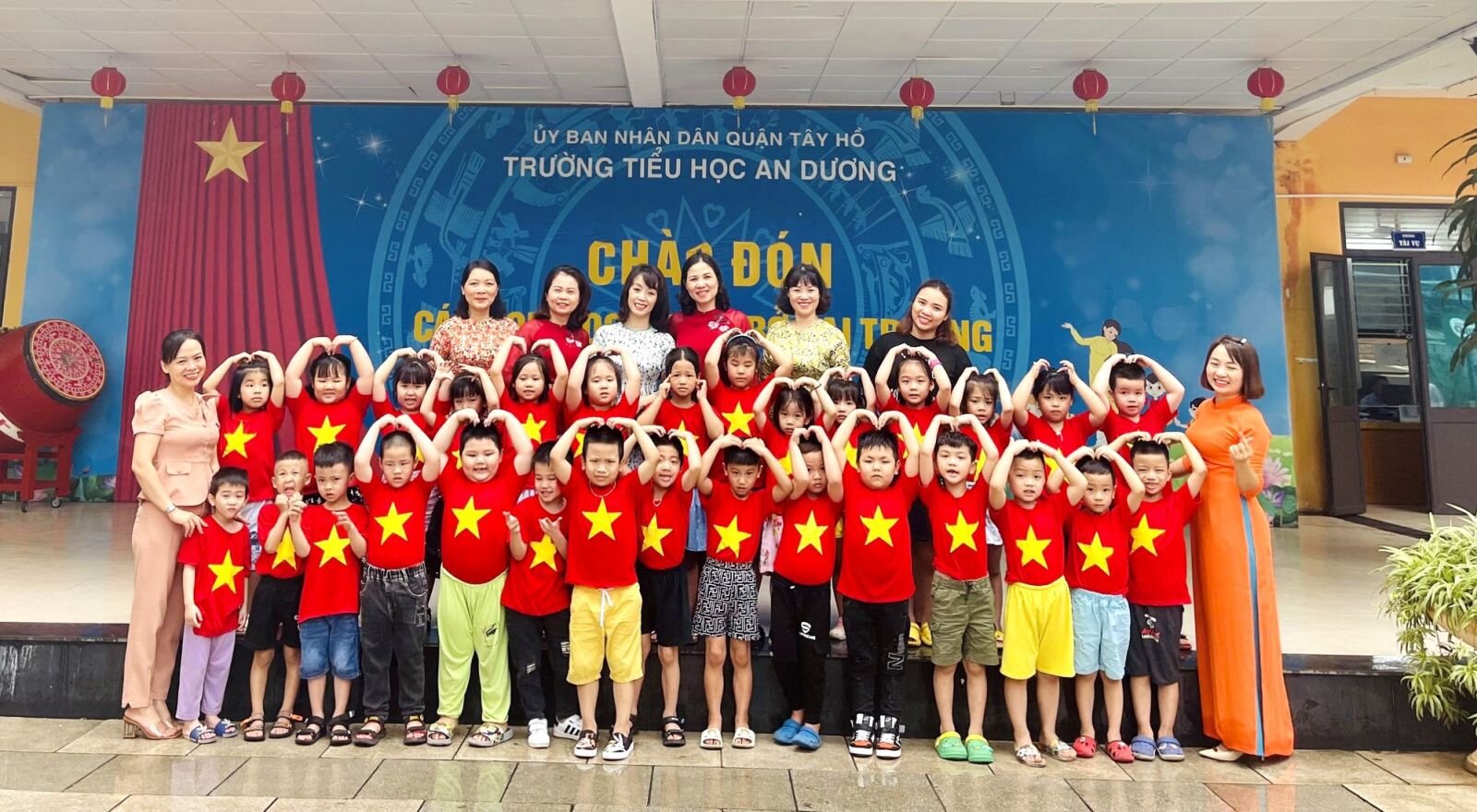 Học sinh MGL tham quan trường tiểu học