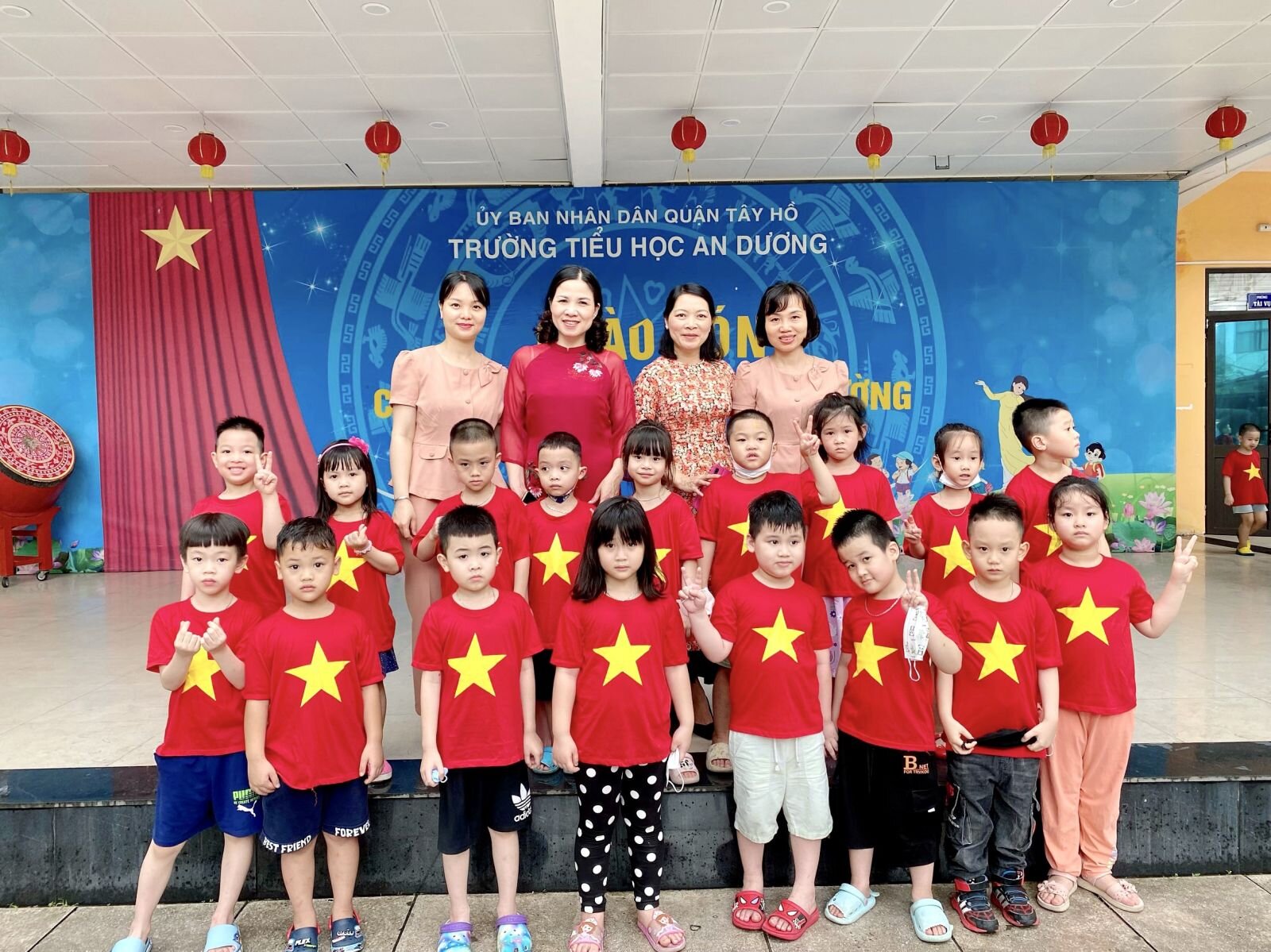 Học sinh MGL tham quan trường tiểu học