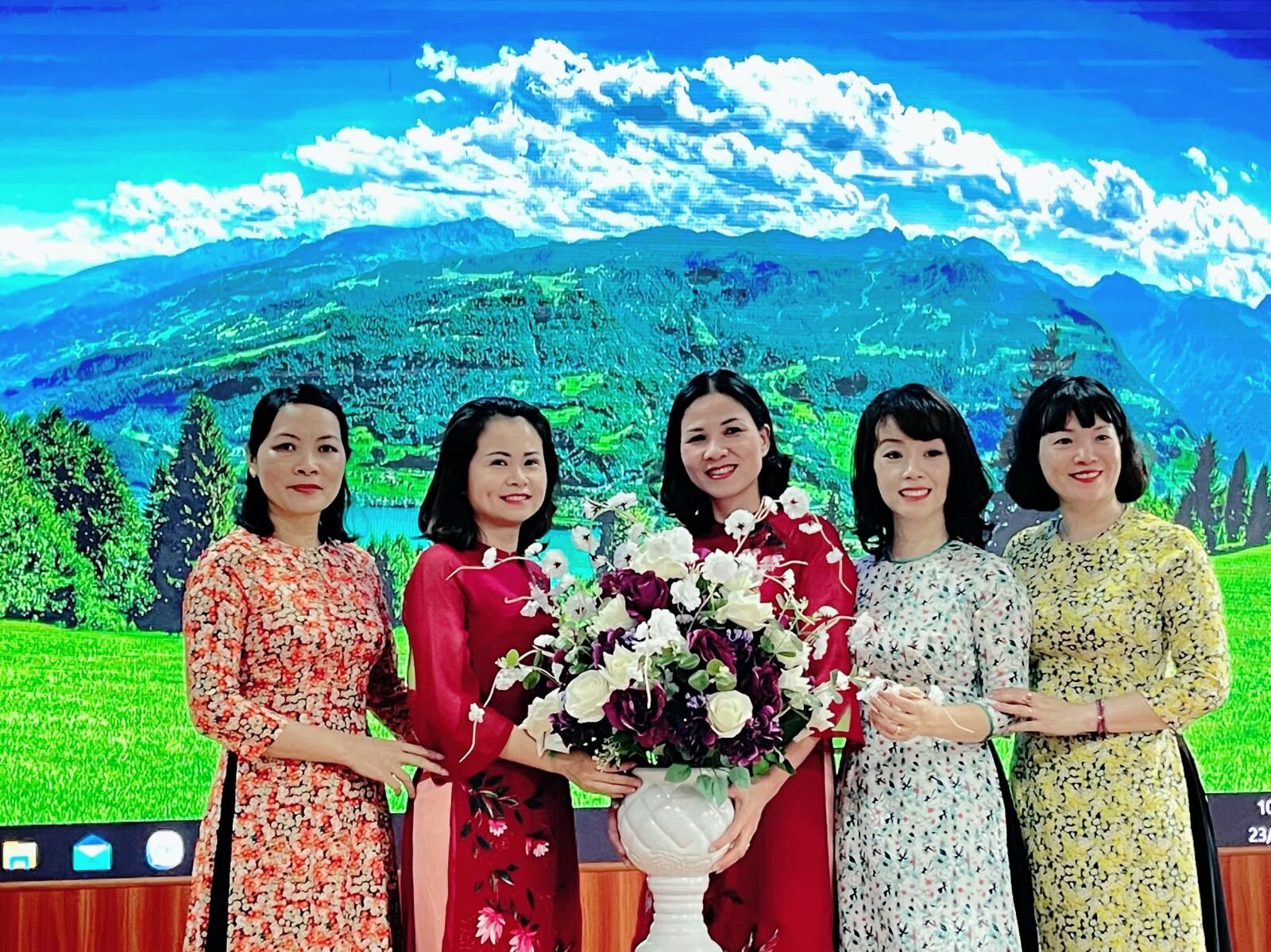 Học sinh MGL tham quan trường tiểu học