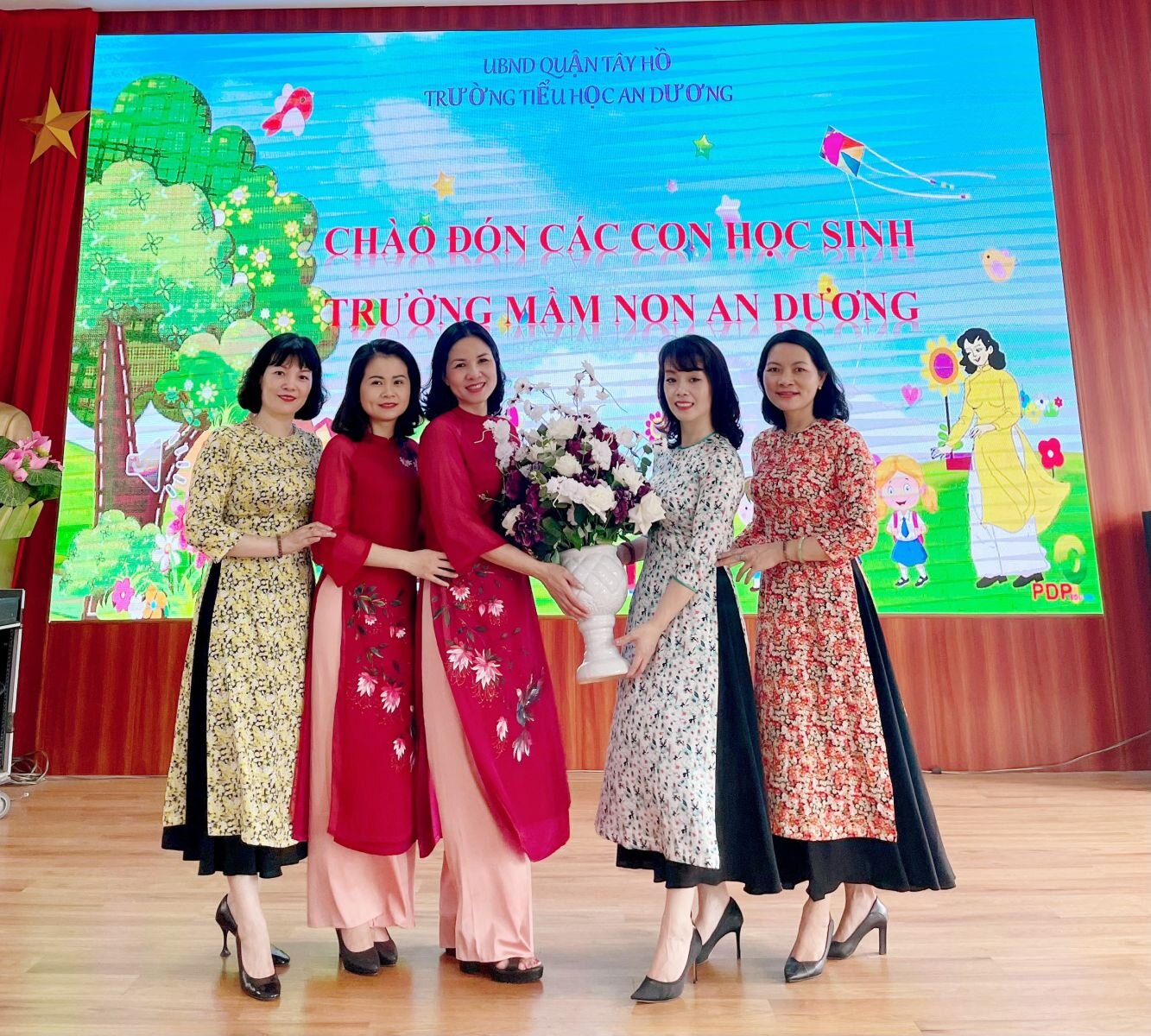 Học sinh MGL tham quan trường tiểu học