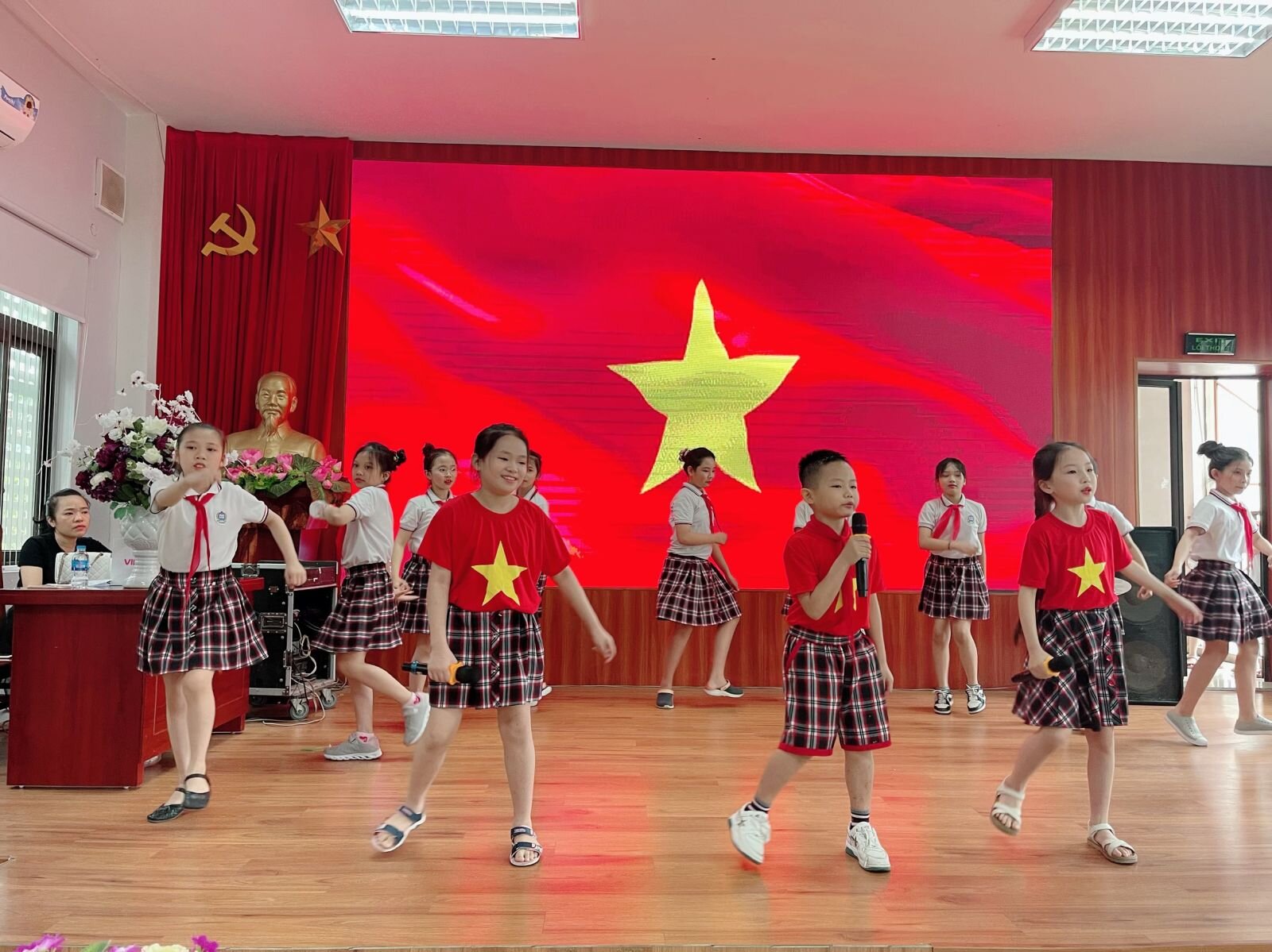 Học sinh MGL tham quan trường tiểu học